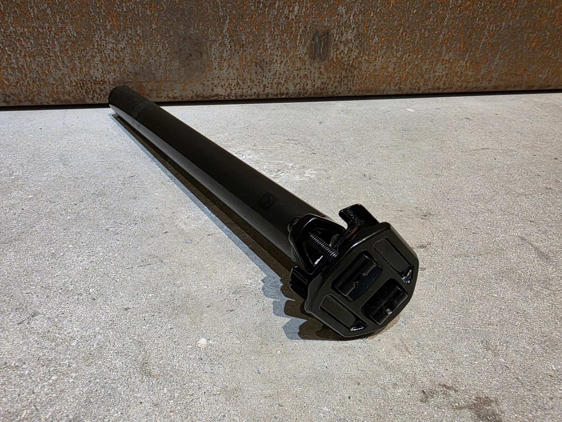 Sattelstütze von Bontrager, BONTRAGER PRO CARBON SATTELSTÜTZE 31,6MM 330MM vor USEDBIKES - OB.DE Hintergrund