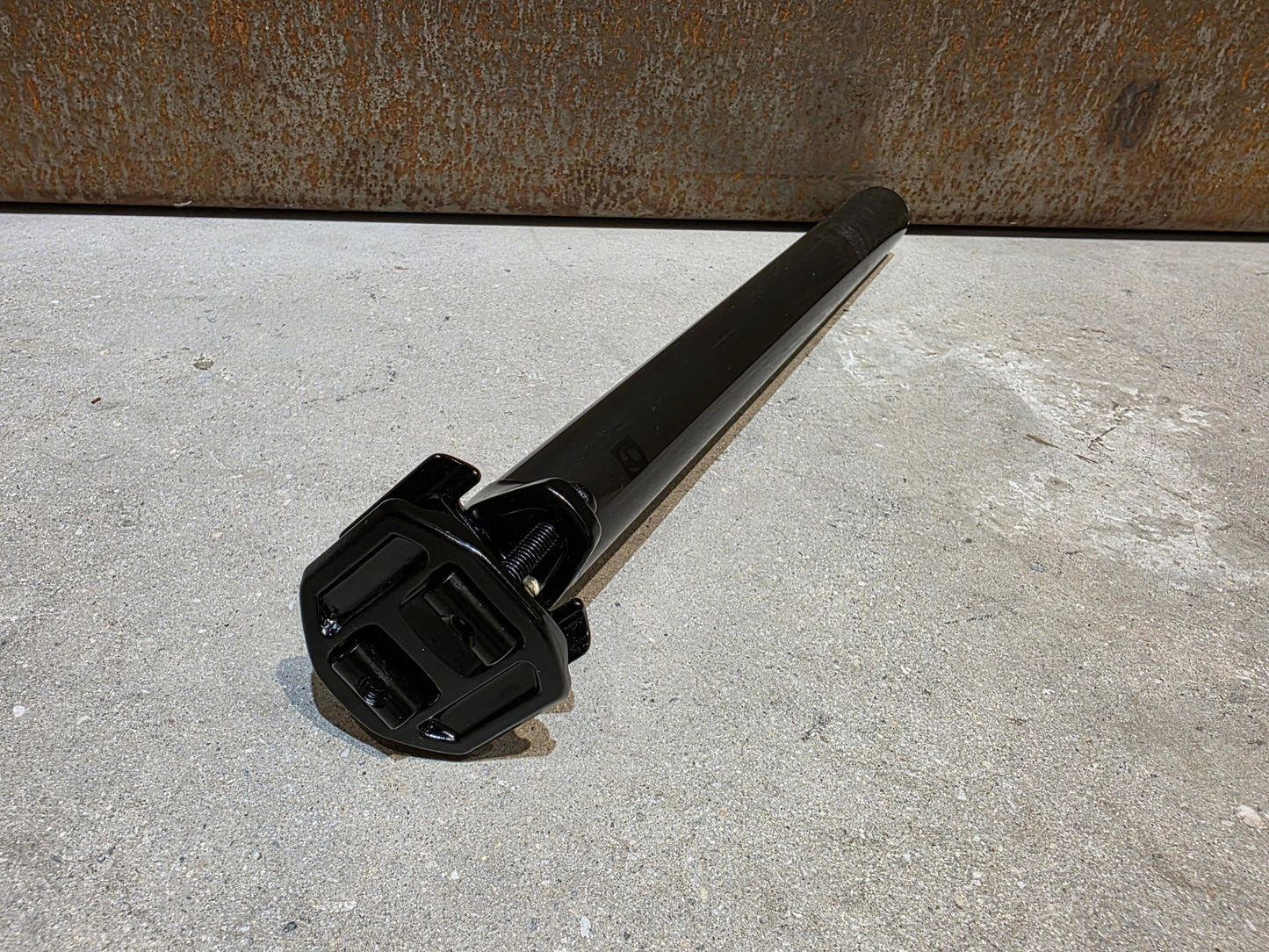 Sattelstütze von Bontrager, BONTRAGER PRO CARBON SATTELSTÜTZE 31,6MM 330MM vor USEDBIKES - OB.DE Hintergrund