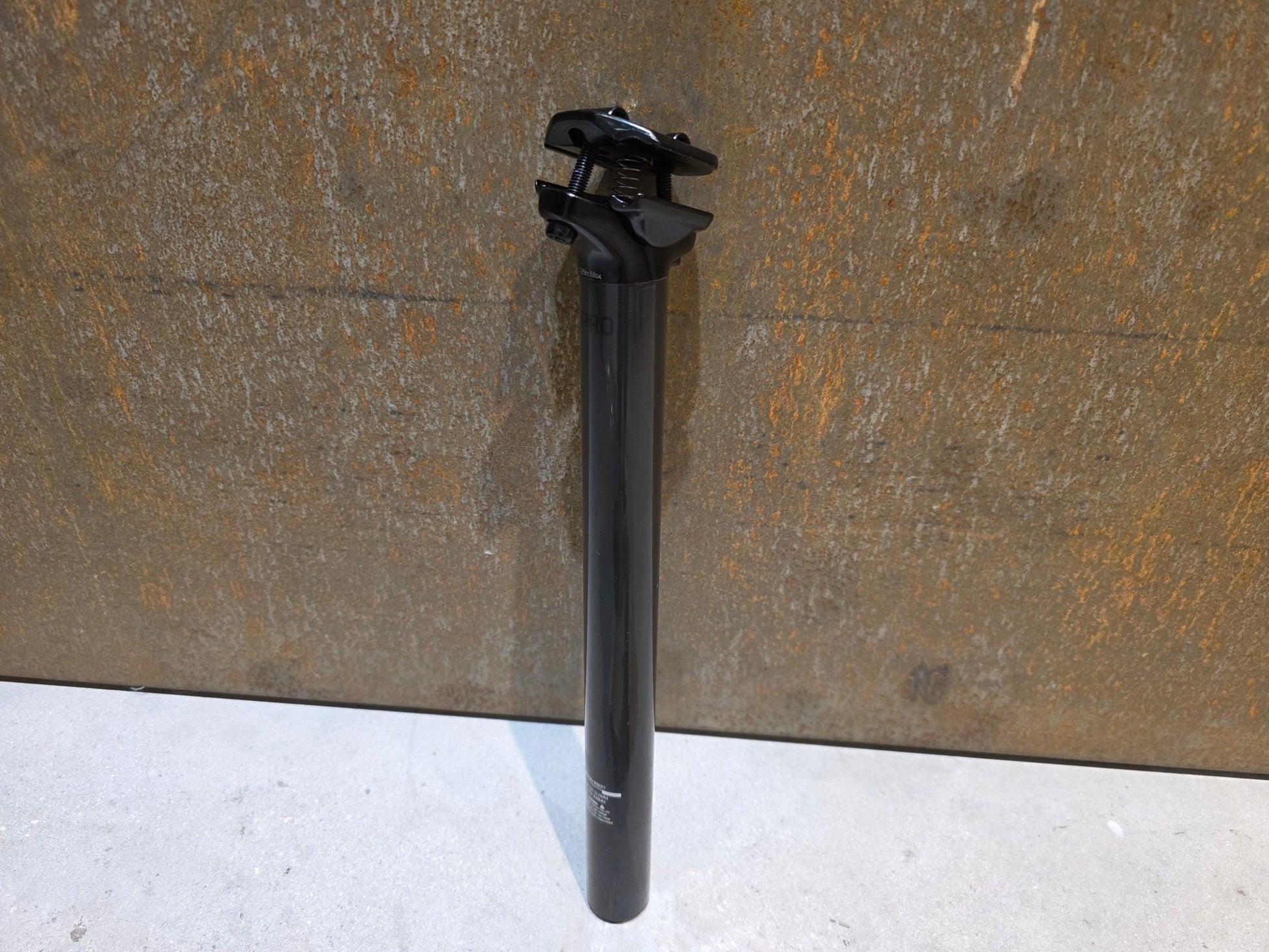 Sattelstütze von Bontrager, BONTRAGER PRO CARBON SATTELSTÜTZE 31,6MM 330MM vor USEDBIKES - OB.DE Hintergrund