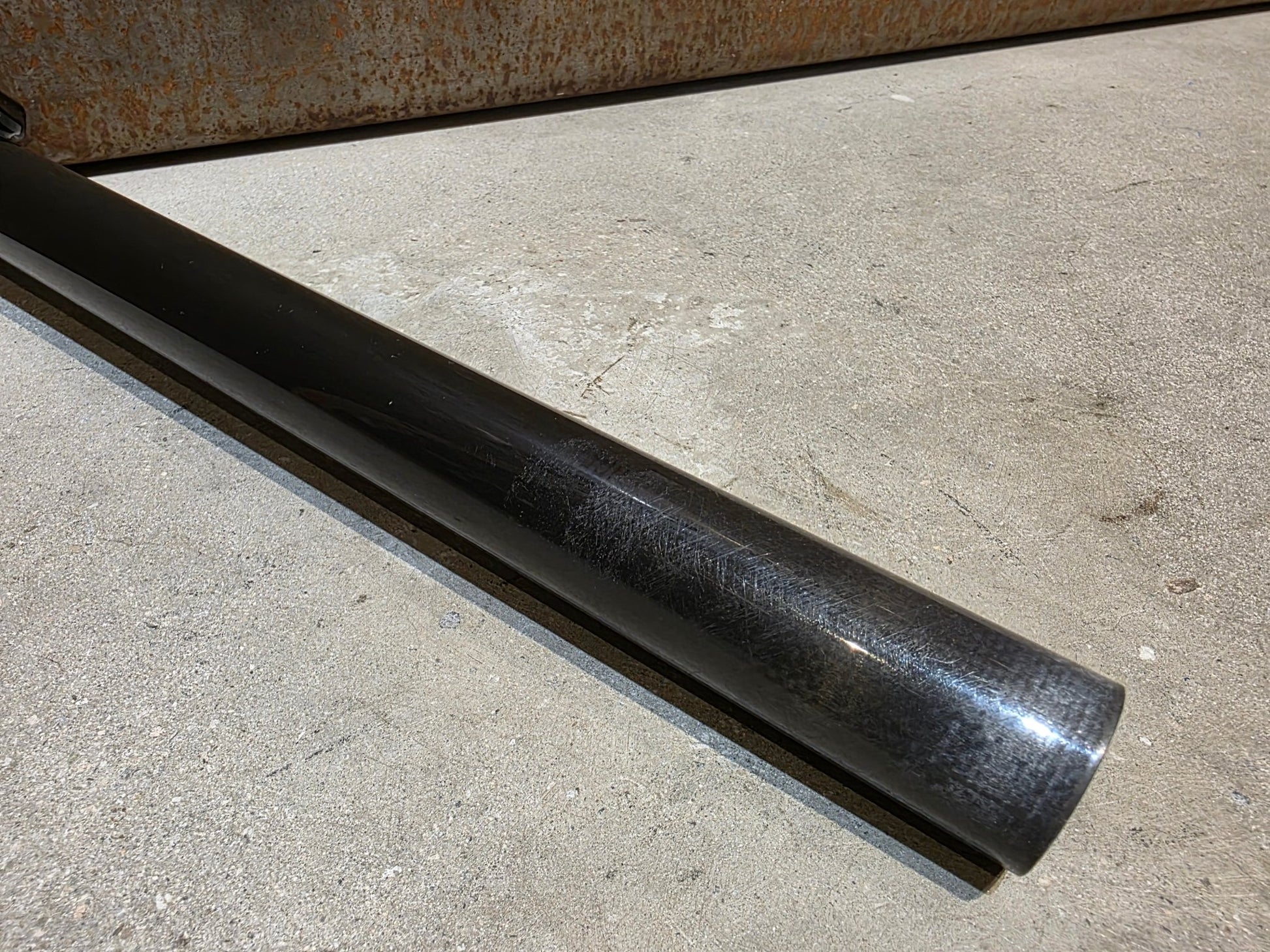 Sattelstütze von Bontrager, BONTRAGER PRO CARBON SATTELSTÜTZE 31,6MM 330MM vor USEDBIKES - OB.DE Hintergrund