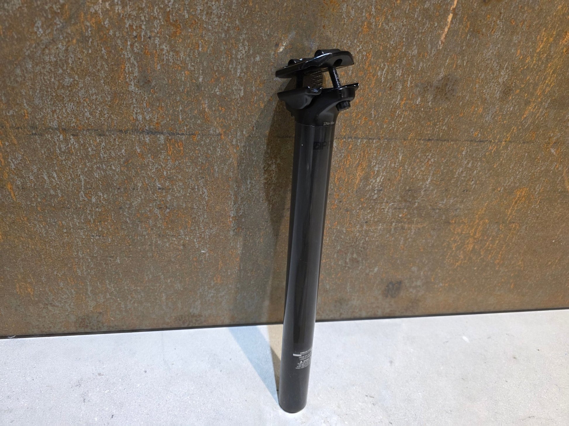 Sattelstütze von Bontrager, BONTRAGER PRO CARBON SATTELSTÜTZE 31,6MM 330MM vor USEDBIKES - OB.DE Hintergrund