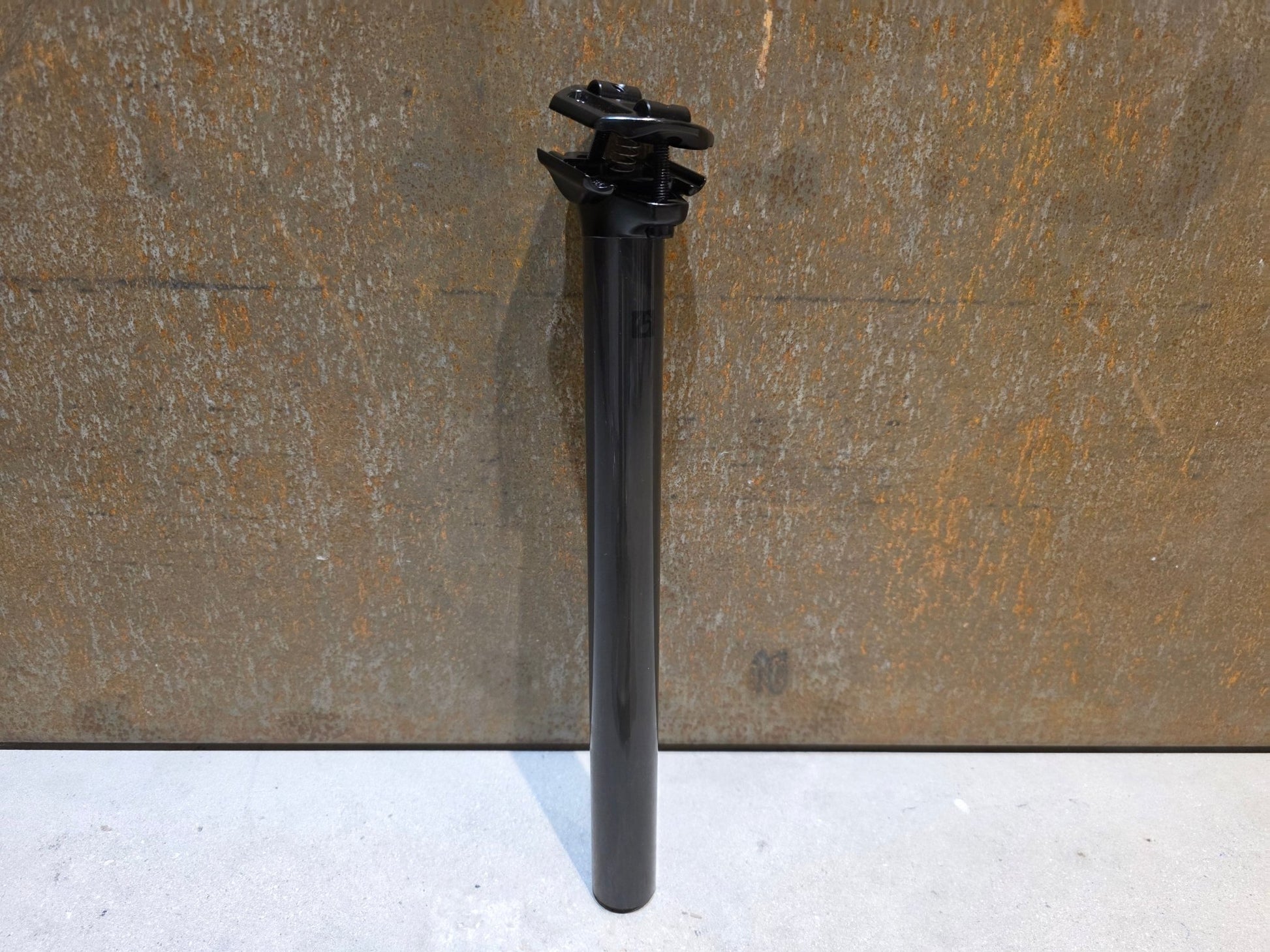 Sattelstütze von Bontrager, BONTRAGER PRO CARBON SATTELSTÜTZE 31,6MM 330MM vor USEDBIKES - OB.DE Hintergrund