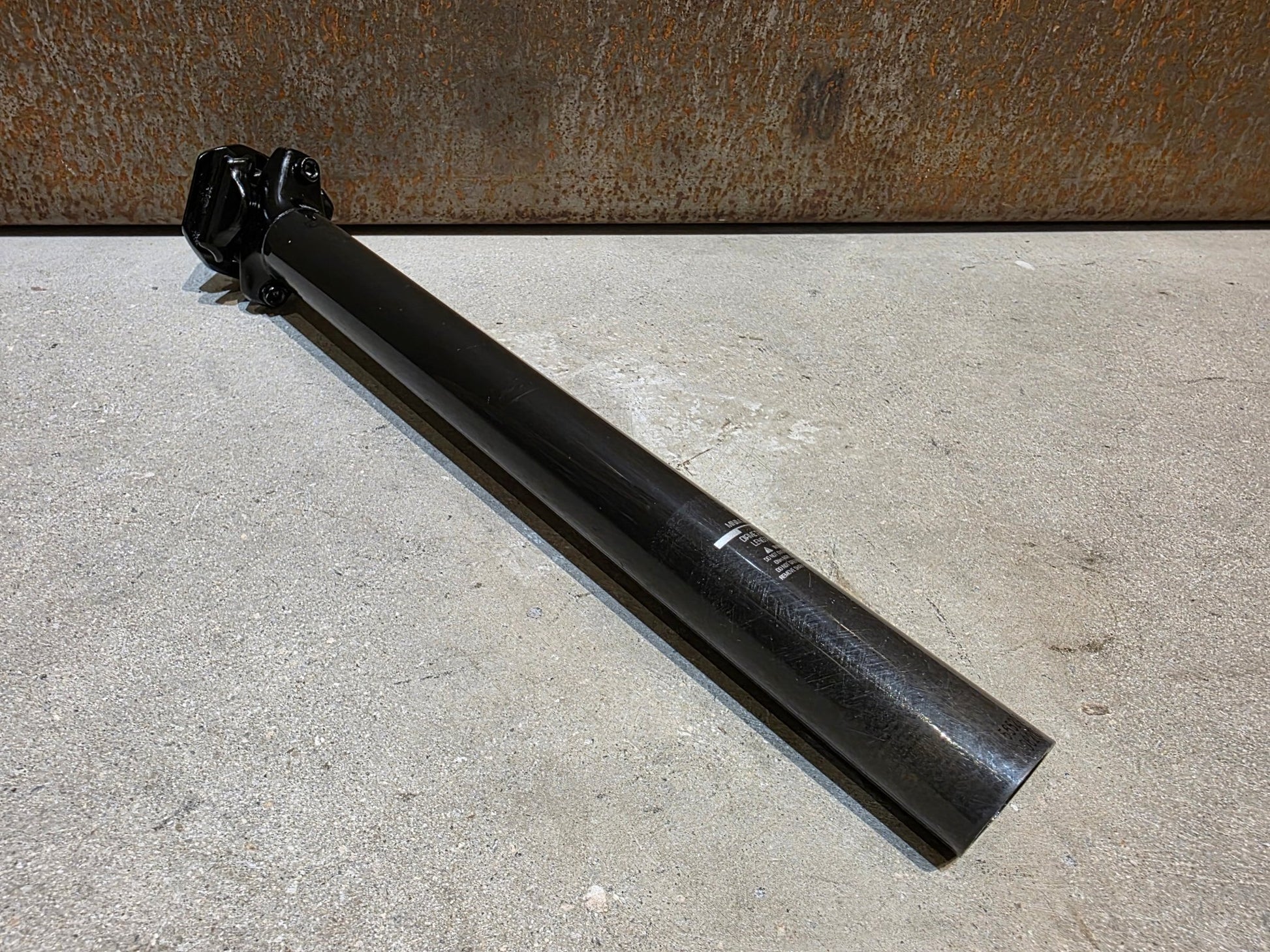 Sattelstütze von Bontrager, BONTRAGER PRO CARBON SATTELSTÜTZE 31,6MM 330MM vor USEDBIKES - OB.DE Hintergrund