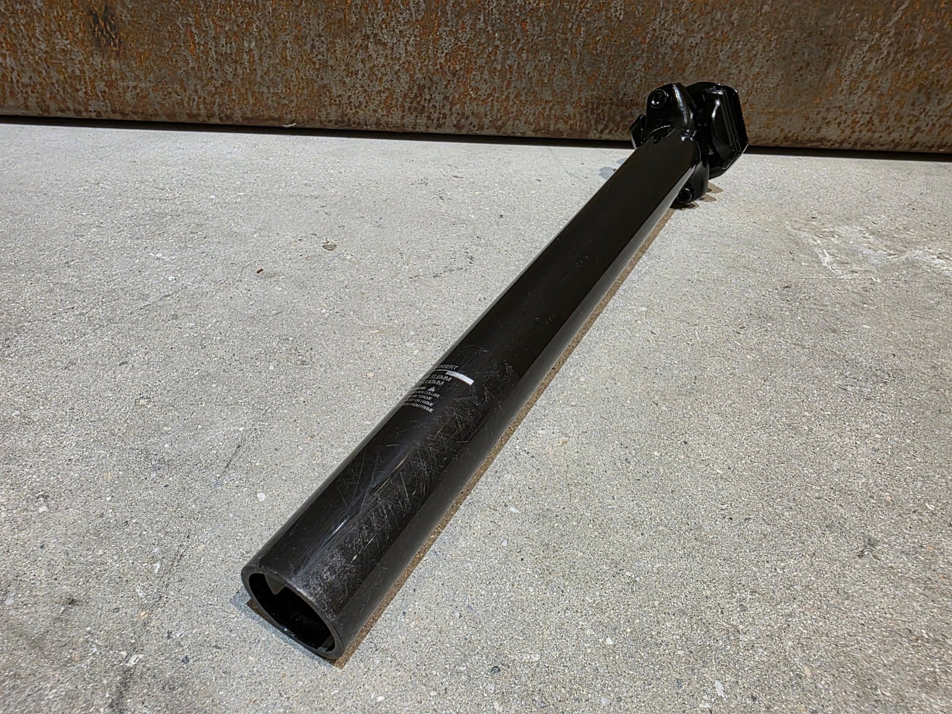 Sattelstütze von Bontrager, BONTRAGER PRO CARBON SATTELSTÜTZE 31,6MM 330MM vor USEDBIKES - OB.DE Hintergrund