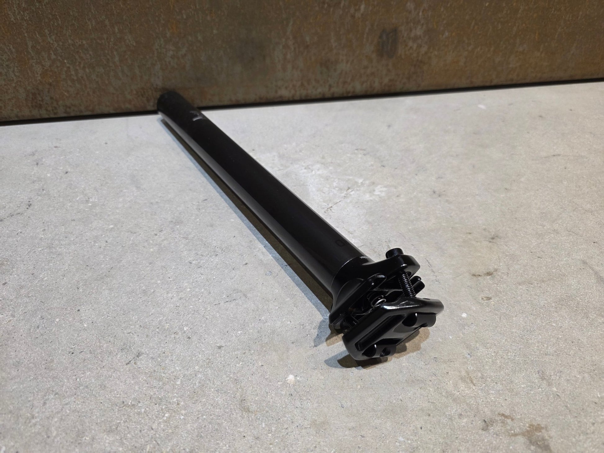 Sattelstütze von Bontrager, BONTRAGER PRO CARBON SATTELSTÜTZE 31,6MM 330MM vor USEDBIKES - OB.DE Hintergrund