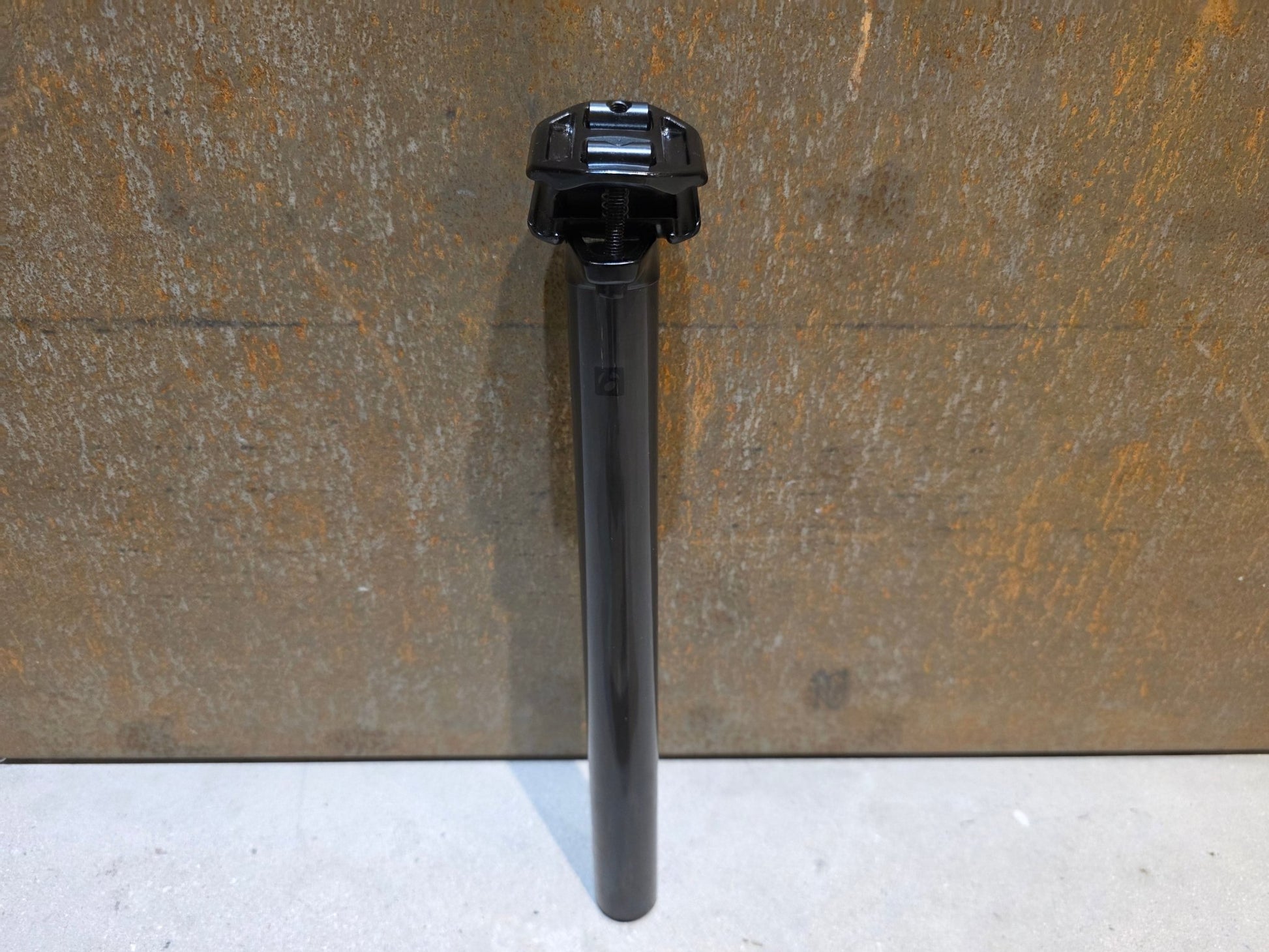 Sattelstütze von Bontrager, BONTRAGER PRO CARBON SATTELSTÜTZE 31,6MM 330MM vor USEDBIKES - OB.DE Hintergrund