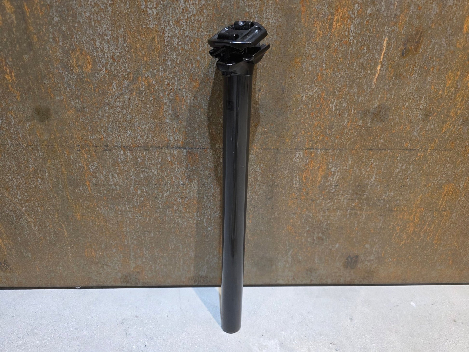 Sattelstütze von Bontrager, BONTRAGER PRO CARBON SATTELSTÜTZE 31,6MM 400MM vor USEDBIKES - OB.DE Hintergrund