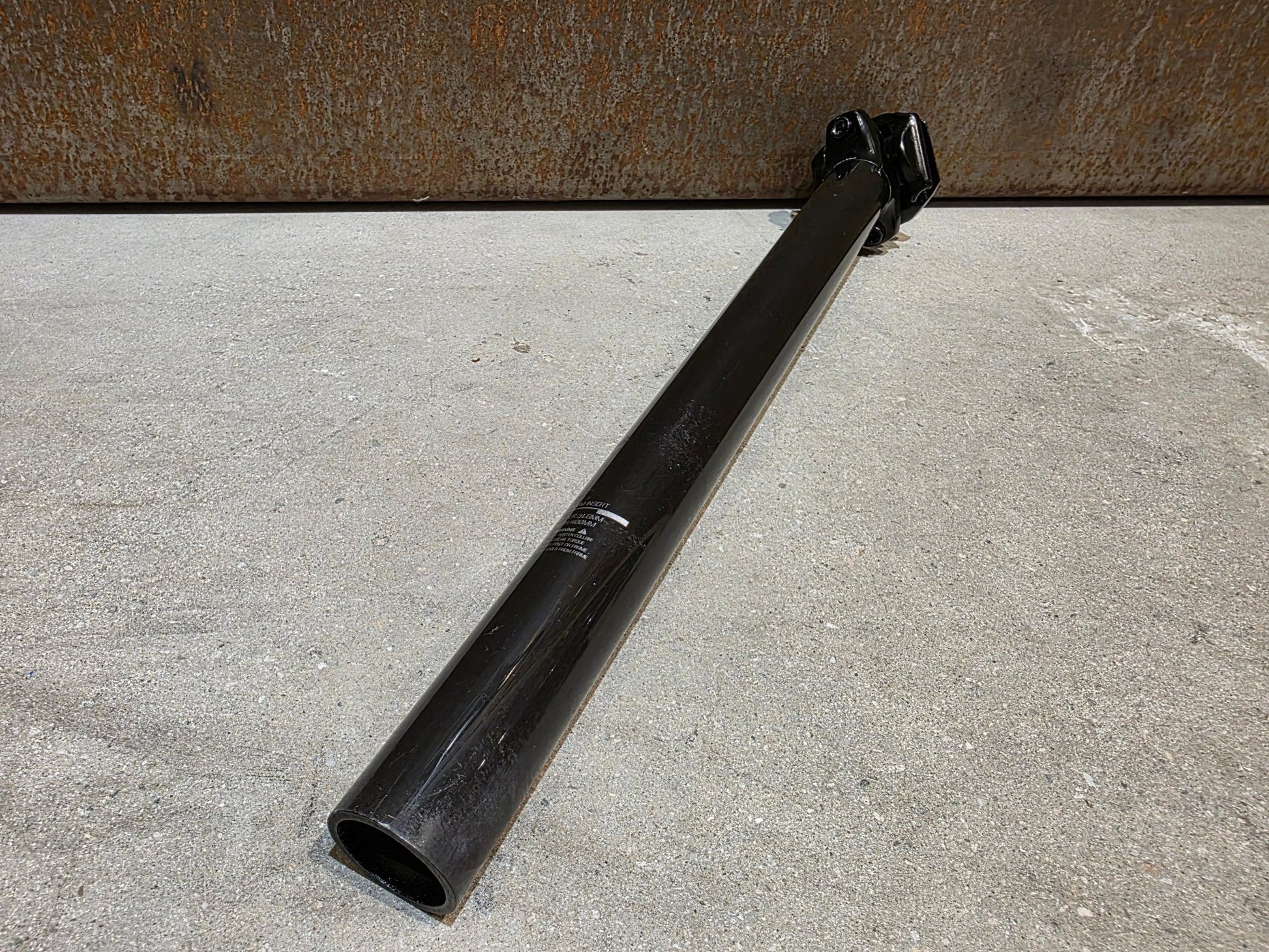 Sattelstütze von Bontrager, BONTRAGER PRO CARBON SATTELSTÜTZE 31,6MM 400MM vor USEDBIKES - OB.DE Hintergrund