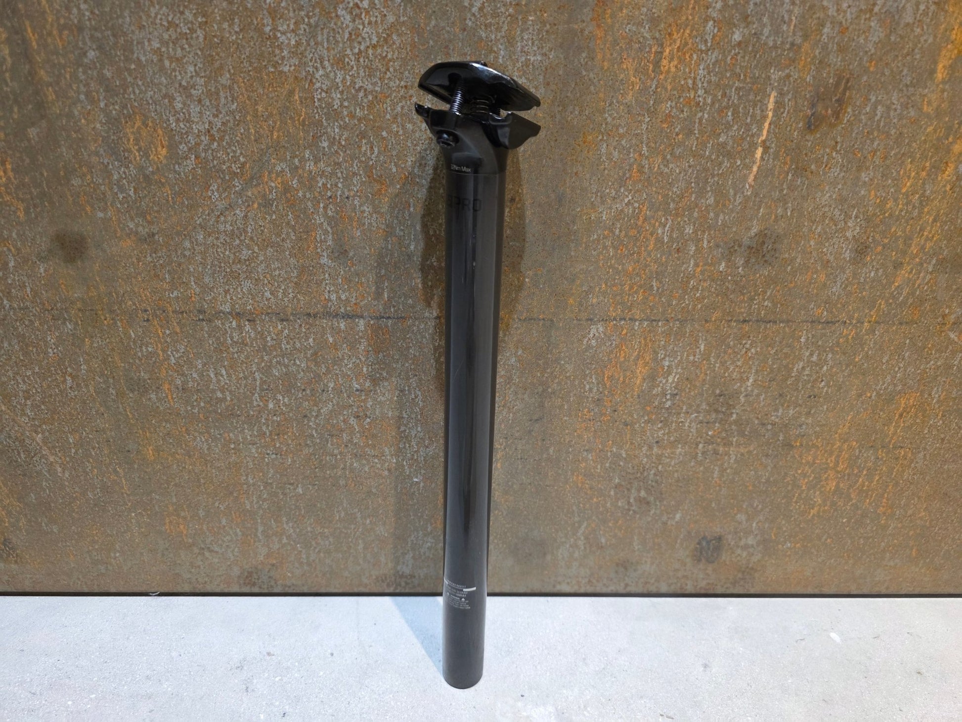 Sattelstütze von Bontrager, BONTRAGER PRO CARBON SATTELSTÜTZE 31,6MM 400MM vor USEDBIKES - OB.DE Hintergrund