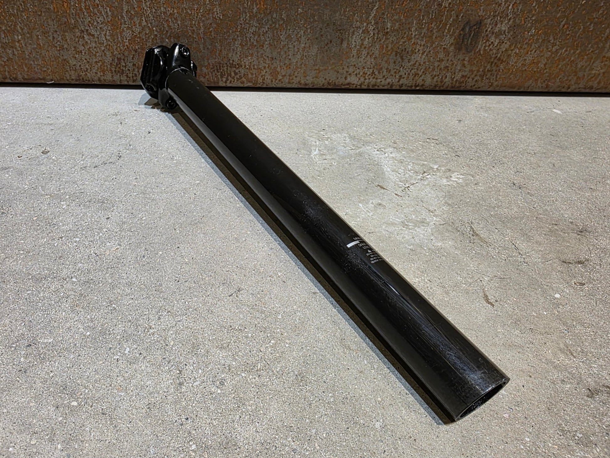 Sattelstütze von Bontrager, BONTRAGER PRO CARBON SATTELSTÜTZE 31,6MM 400MM vor USEDBIKES - OB.DE Hintergrund