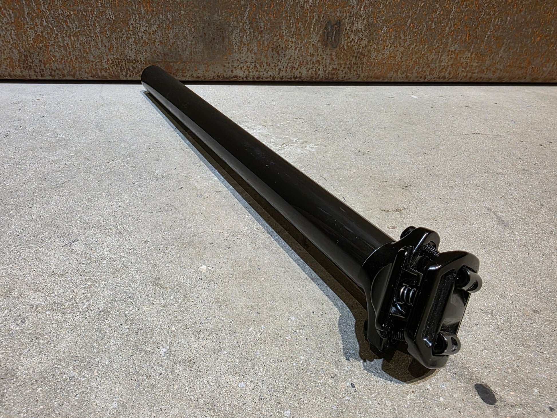 Sattelstütze von Bontrager, BONTRAGER PRO CARBON SATTELSTÜTZE 31,6MM 400MM vor USEDBIKES - OB.DE Hintergrund