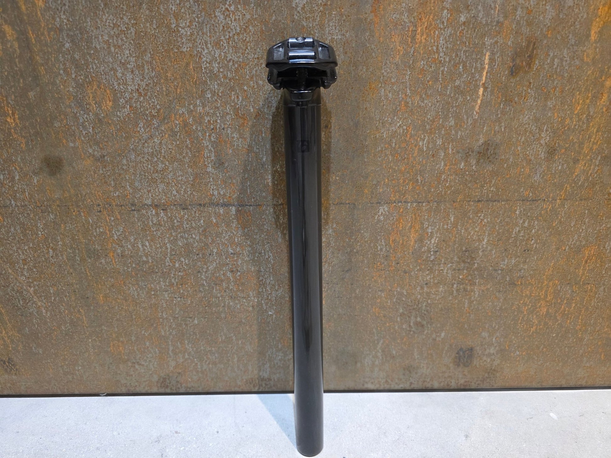 Sattelstütze von Bontrager, BONTRAGER PRO CARBON SATTELSTÜTZE 31,6MM 400MM vor USEDBIKES - OB.DE Hintergrund