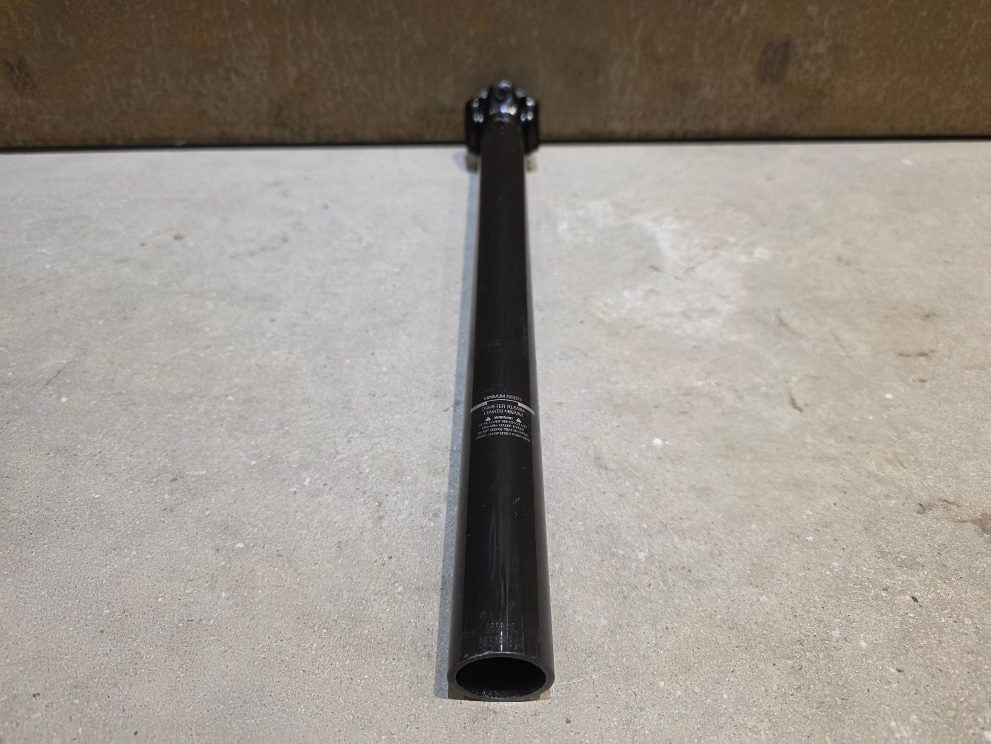 Sattelstütze von Bontrager, BONTRAGER PRO CARBON SATTELSTÜTZE 31,6MM 400MM vor USEDBIKES - OB.DE Hintergrund