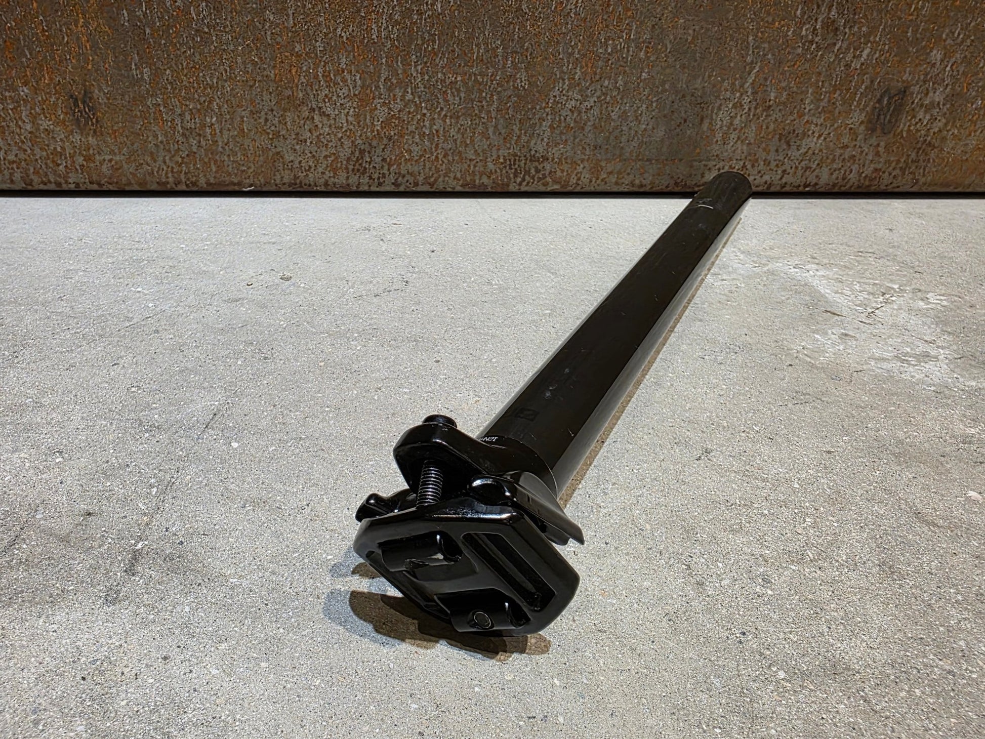 Sattelstütze von Bontrager, BONTRAGER PRO CARBON SATTELSTÜTZE 31,6MM 400MM vor USEDBIKES - OB.DE Hintergrund