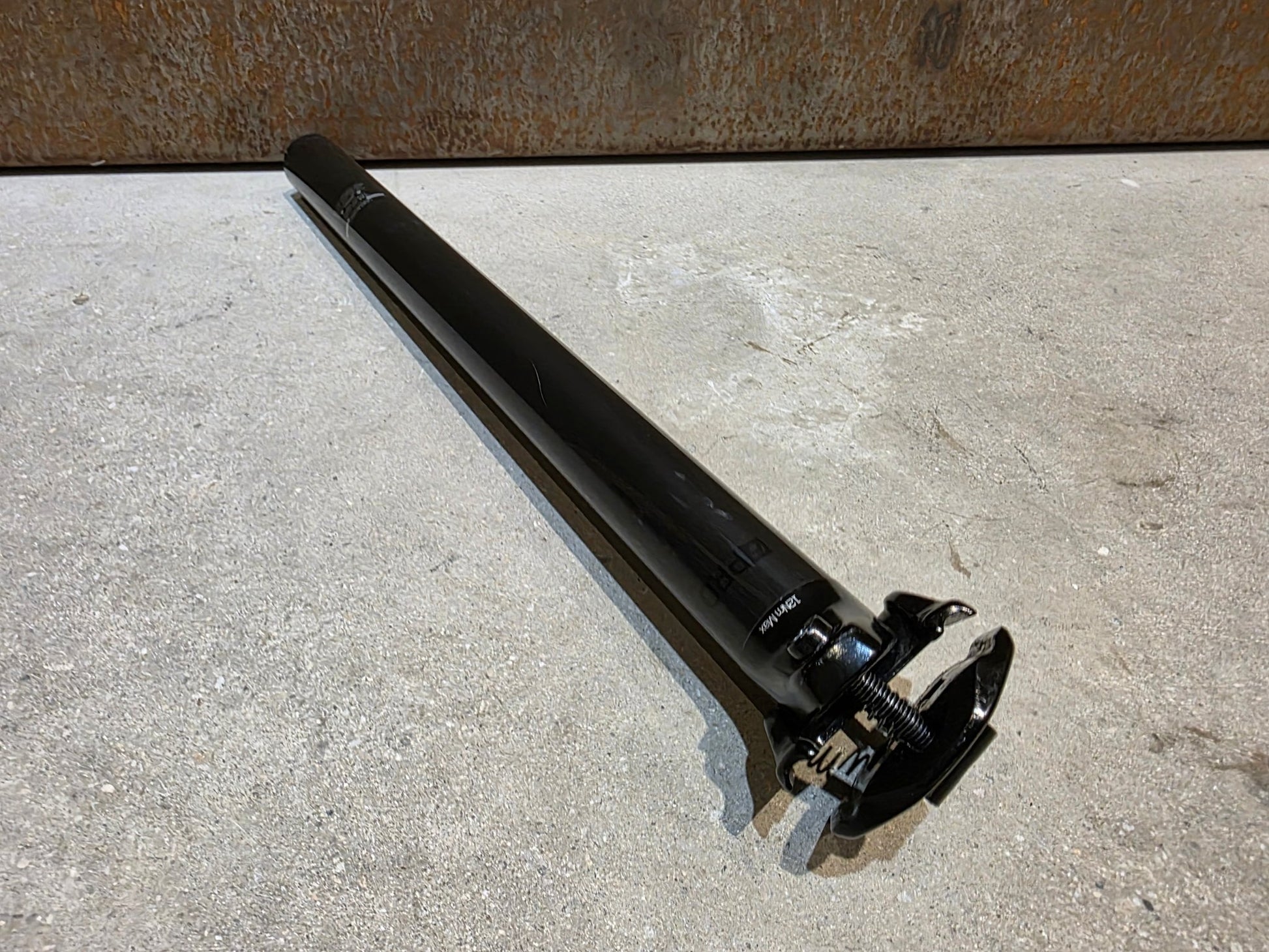 Sattelstütze von Bontrager, BONTRAGER PRO CARBON SATTELSTÜTZE 31,6MM 400MM vor USEDBIKES - OB.DE Hintergrund