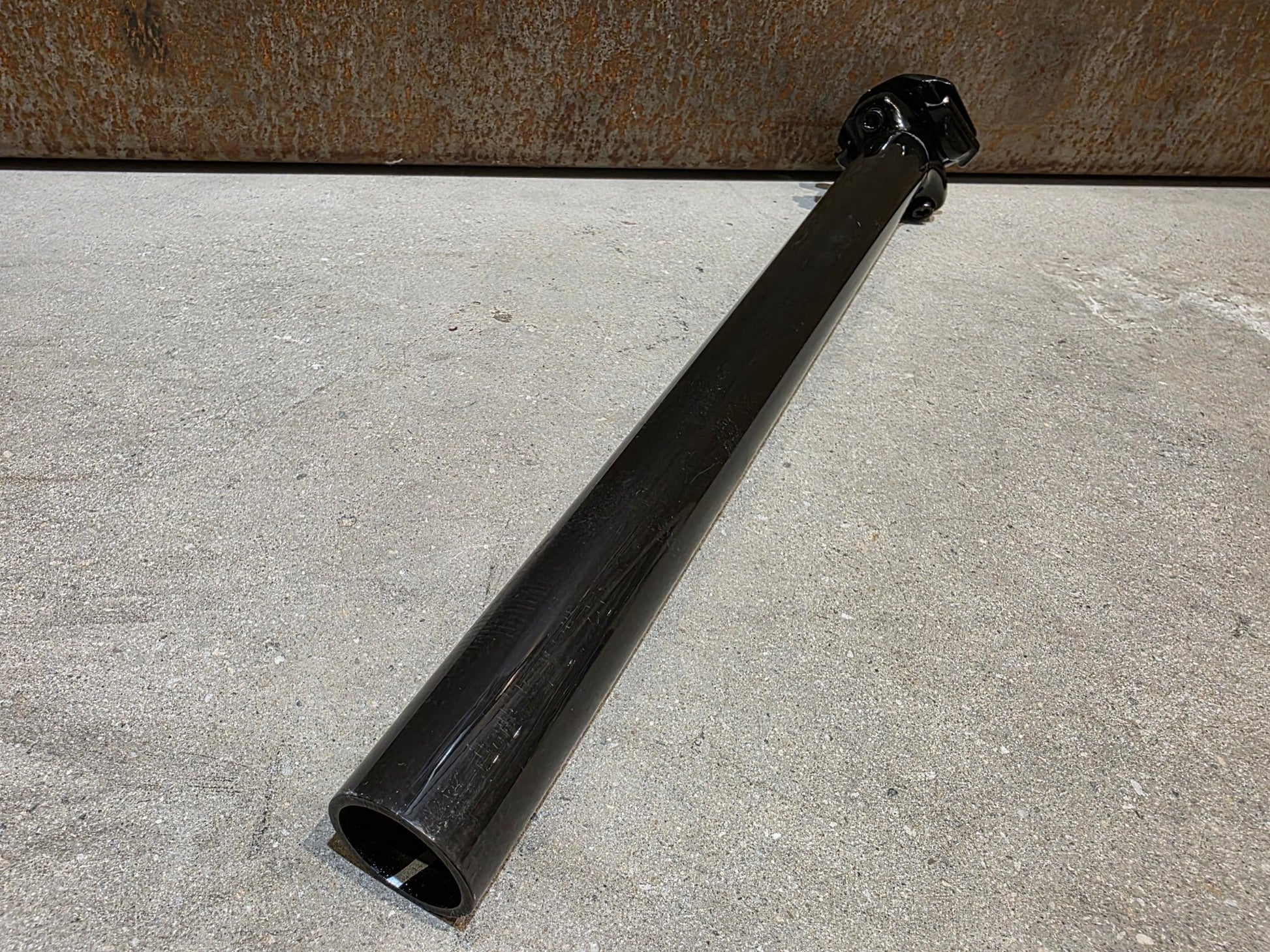 Sattelstütze von Bontrager, BONTRAGER PRO CARBON SATTELSTÜTZE 31,6MM 400MM vor USEDBIKES - OB.DE Hintergrund