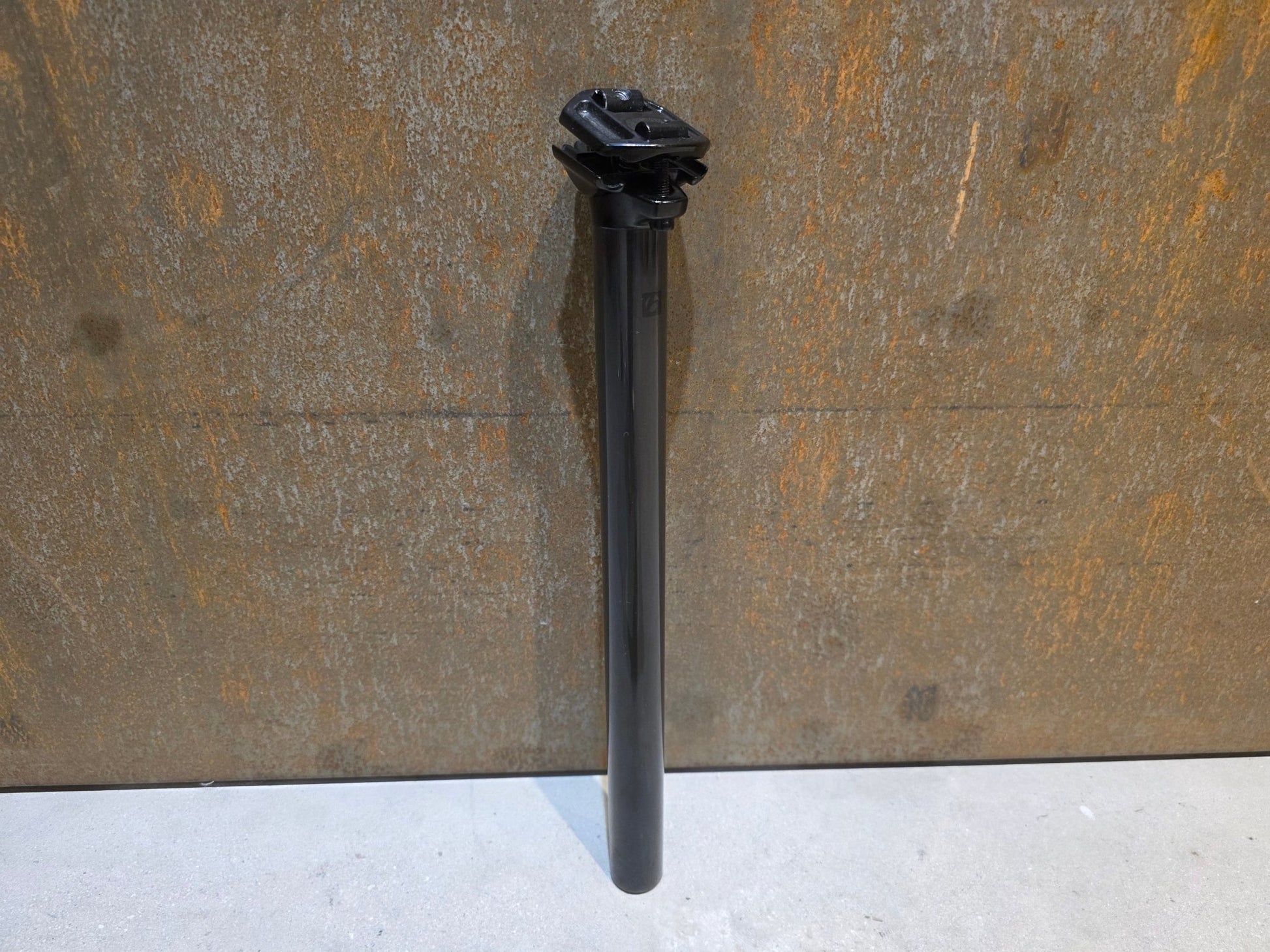 Sattelstütze von Bontrager, BONTRAGER PRO CARBON SATTELSTÜTZE 31,6MM 400MM vor USEDBIKES - OB.DE Hintergrund