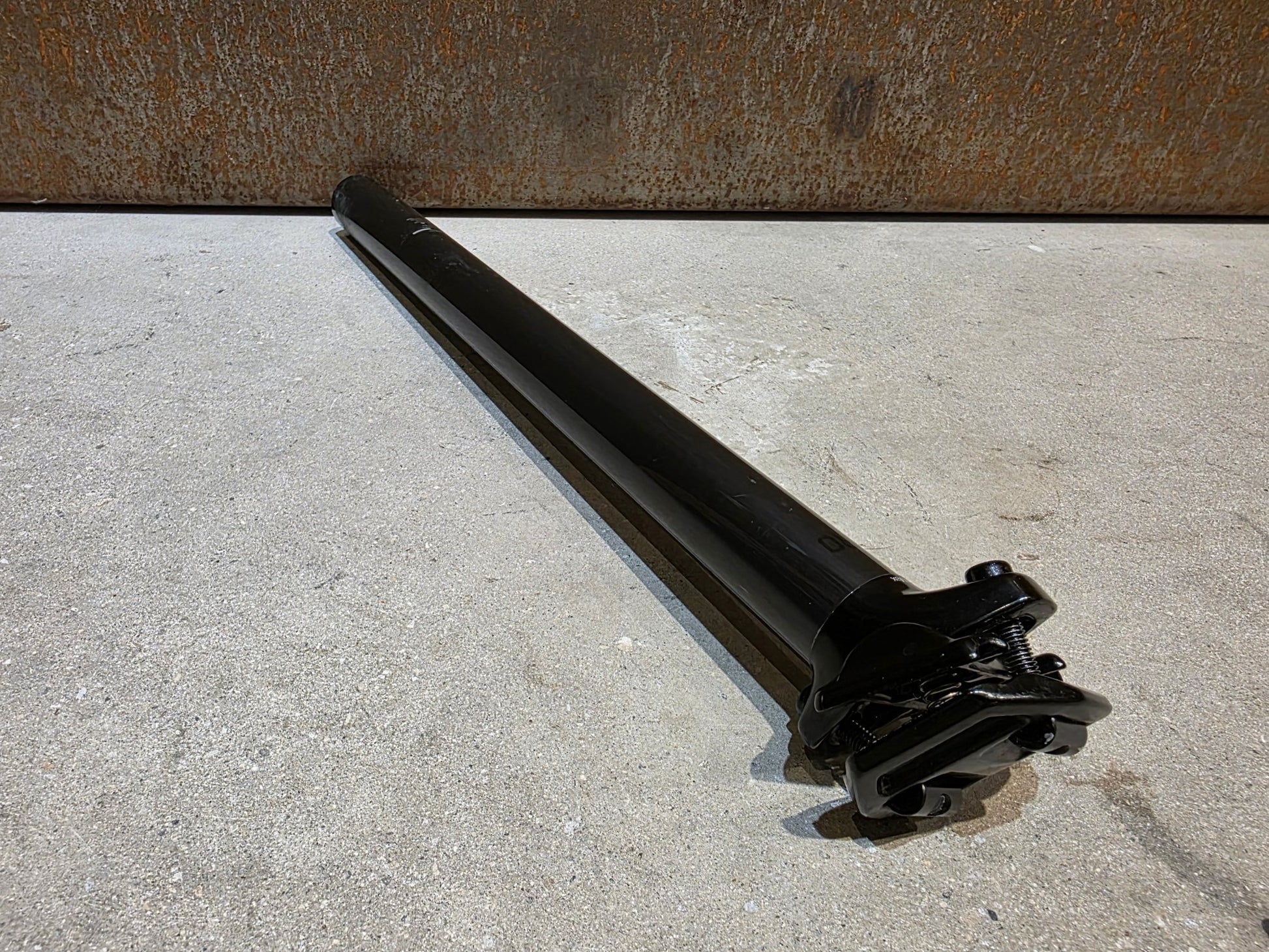 Sattelstütze von Bontrager, BONTRAGER PRO CARBON SATTELSTÜTZE 31,6MM 400MM vor USEDBIKES - OB.DE Hintergrund