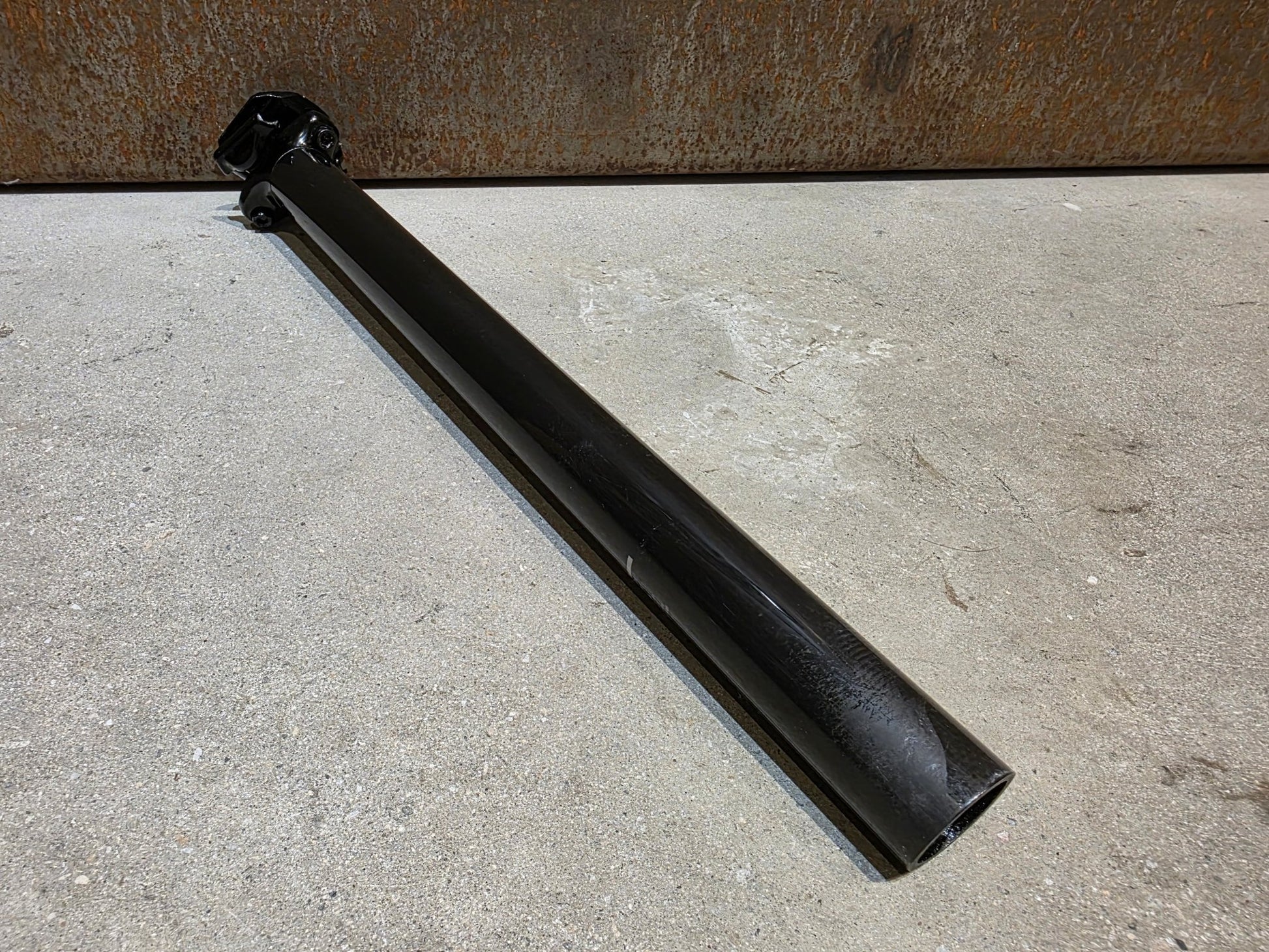 Sattelstütze von Bontrager, BONTRAGER PRO CARBON SATTELSTÜTZE 31,6MM 400MM vor USEDBIKES - OB.DE Hintergrund