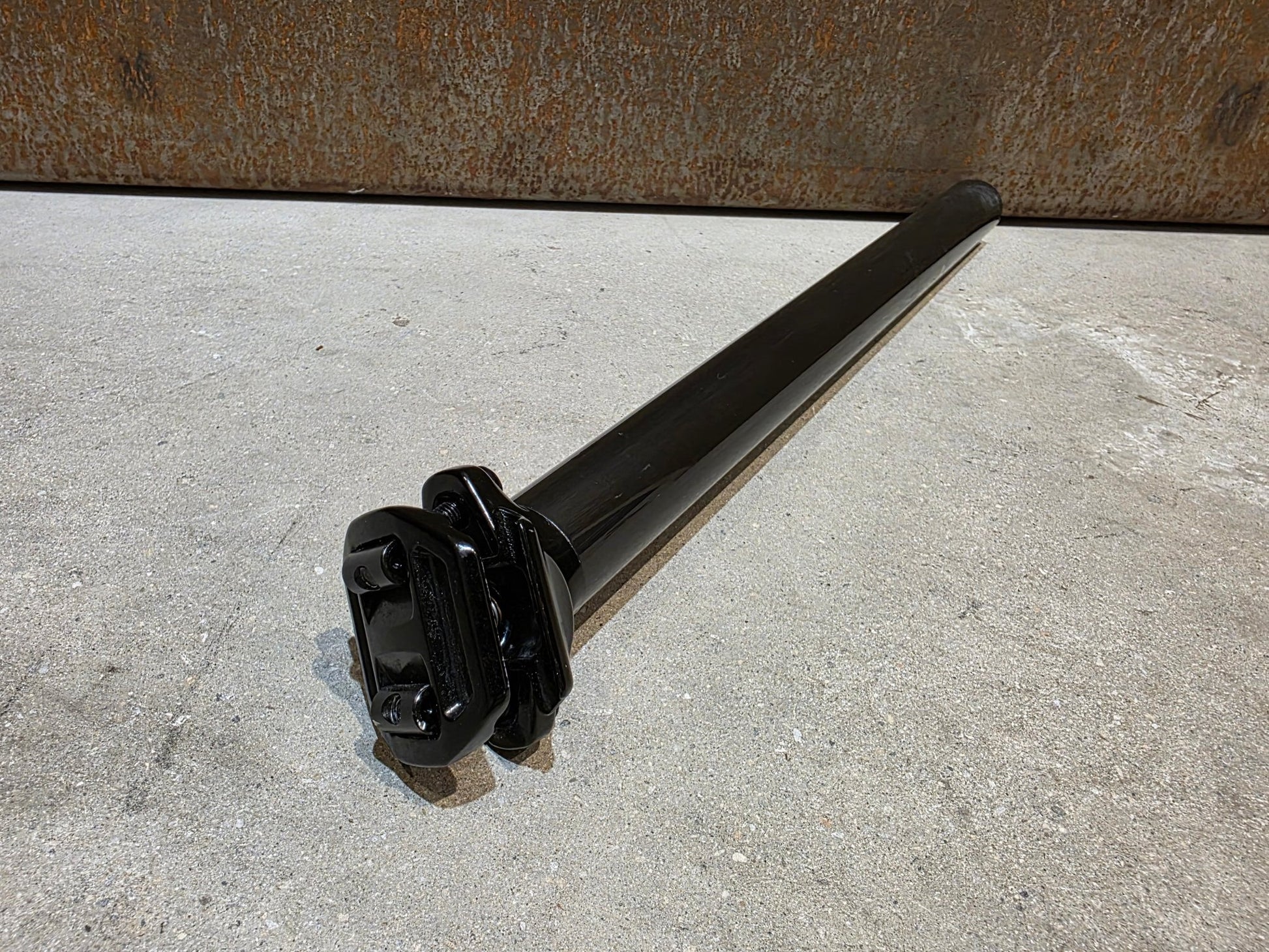 Sattelstütze von Bontrager, BONTRAGER PRO CARBON SATTELSTÜTZE 31,6MM 400MM vor USEDBIKES - OB.DE Hintergrund