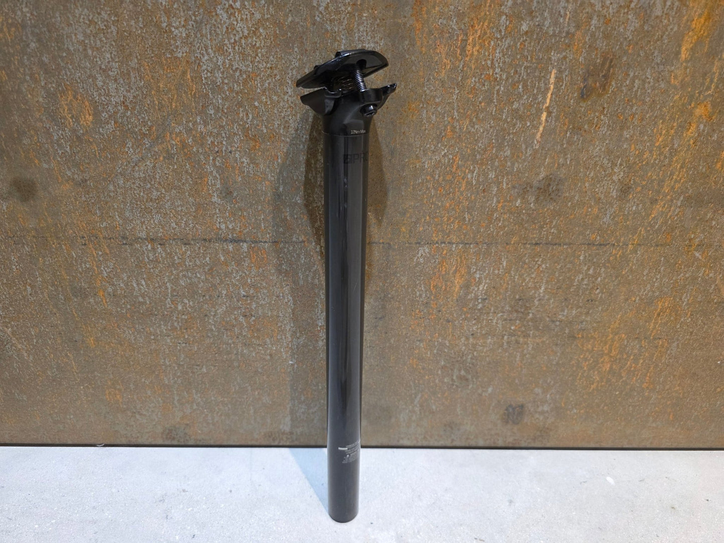 Sattelstütze von Bontrager, BONTRAGER PRO CARBON SATTELSTÜTZE 31,6MM 400MM vor USEDBIKES - OB.DE Hintergrund