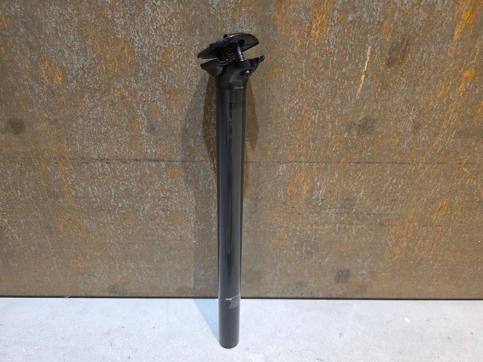 Sattelstütze von Bontrager, BONTRAGER PRO CARBON SATTELSTÜTZE 31,6MM 400MM vor USEDBIKES - OB.DE Hintergrund