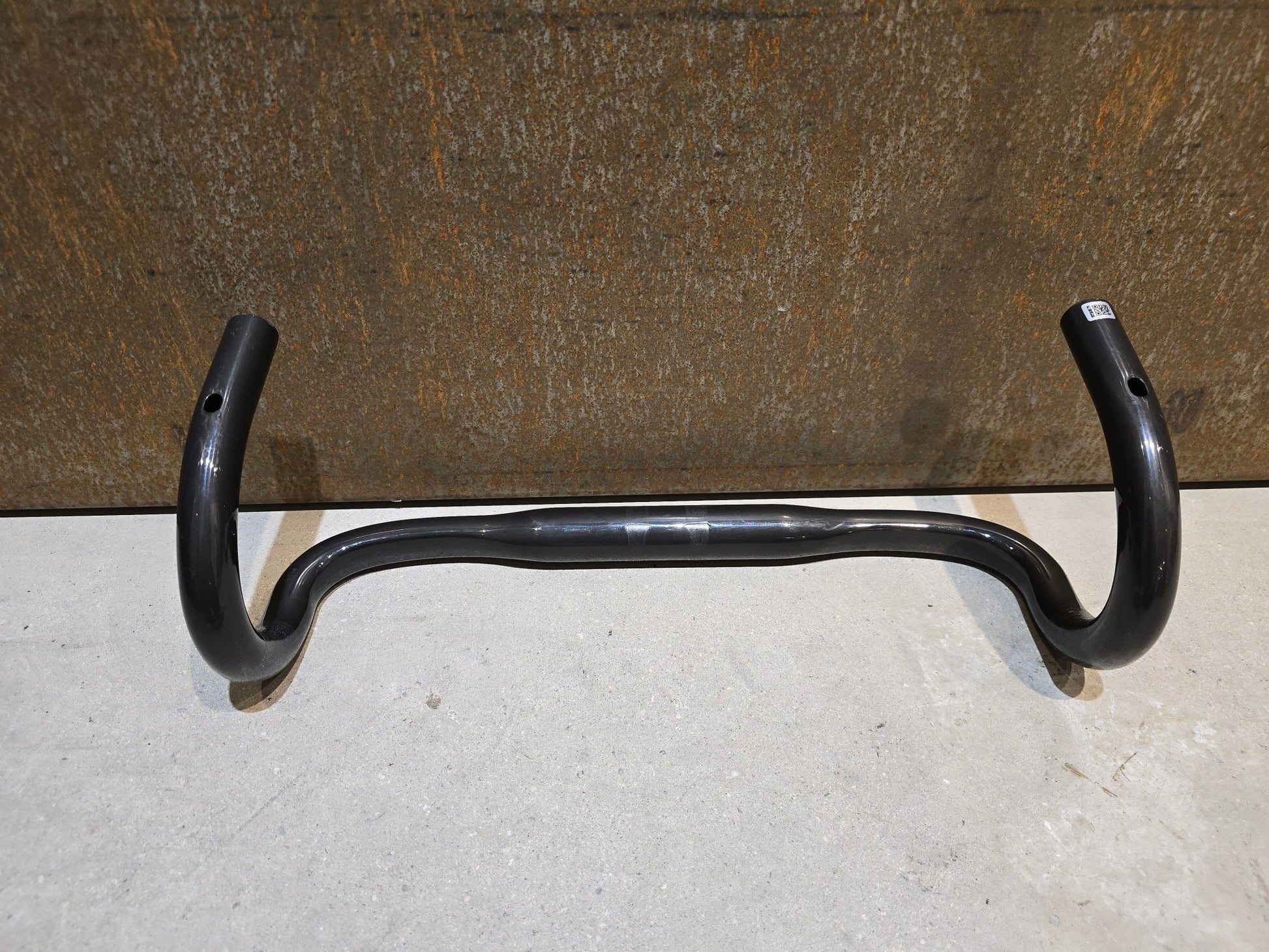 Lenker von Bontrager, BONTRAGER PRO CARBON VR - CF RENNRAD LENKER 380 - 440MM in variant_title vor USEDBIKES - OB.DE Hintergrund