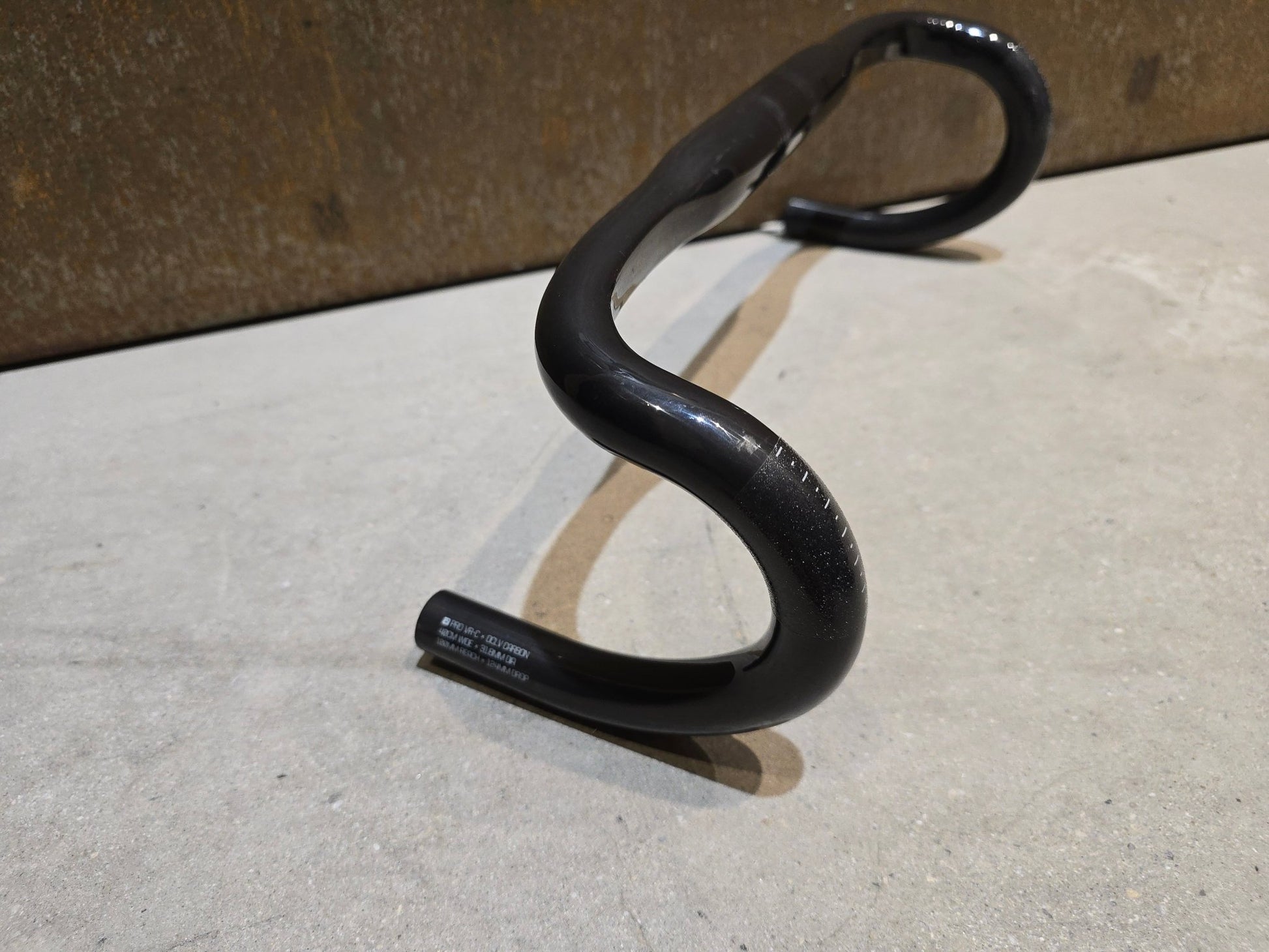 Lenker von Bontrager, BONTRAGER PRO CARBON VR - CF RENNRAD LENKER 380 - 440MM in variant_title vor USEDBIKES - OB.DE Hintergrund