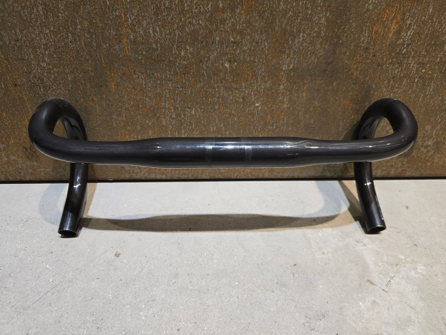 Lenker von Bontrager, BONTRAGER PRO CARBON VR - CF RENNRAD LENKER 380 - 440MM in variant_title vor USEDBIKES - OB.DE Hintergrund