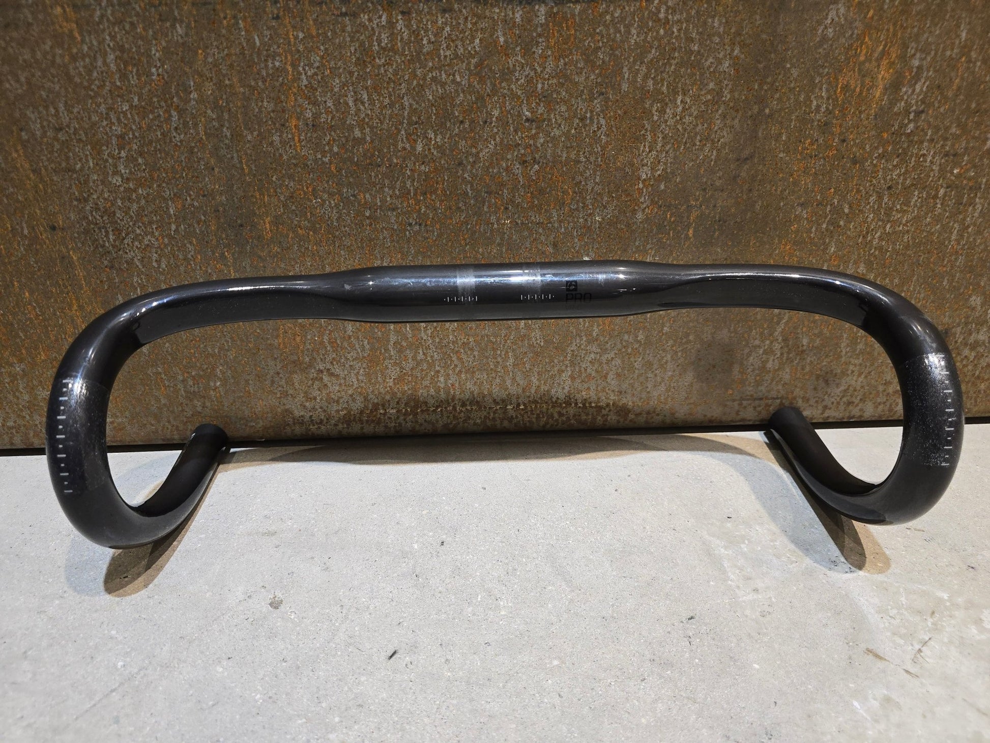 Lenker von Bontrager, BONTRAGER PRO CARBON VR - CF RENNRAD LENKER 380 - 440MM in variant_title vor USEDBIKES - OB.DE Hintergrund