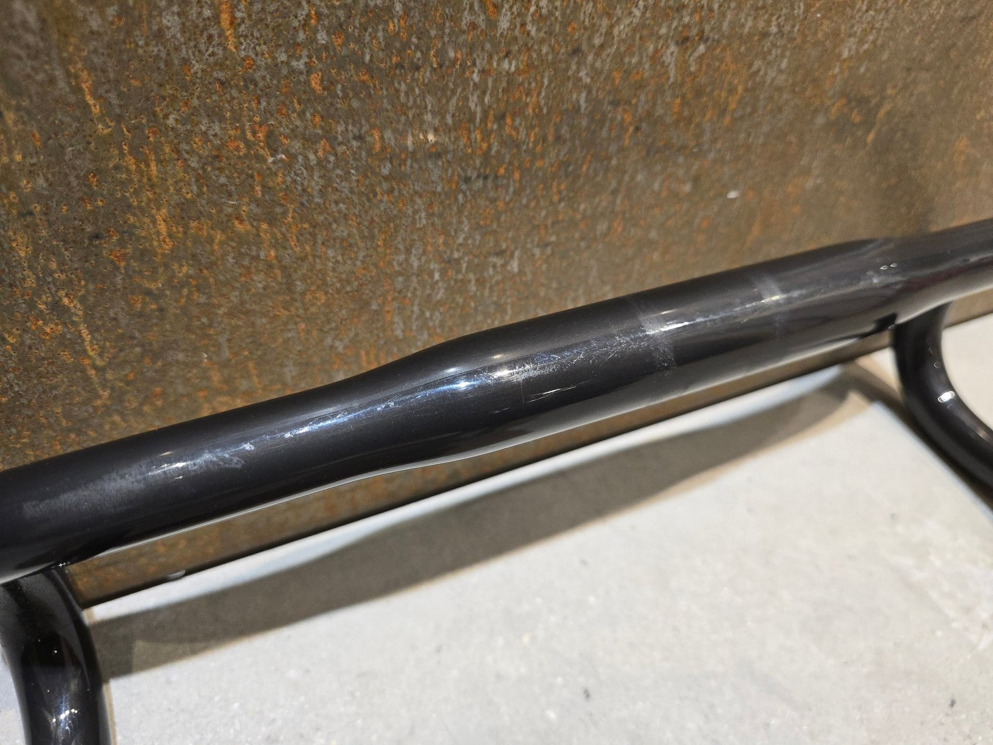 Lenker von Bontrager, BONTRAGER PRO CARBON VR - CF RENNRAD LENKER 380 - 440MM in variant_title vor USEDBIKES - OB.DE Hintergrund