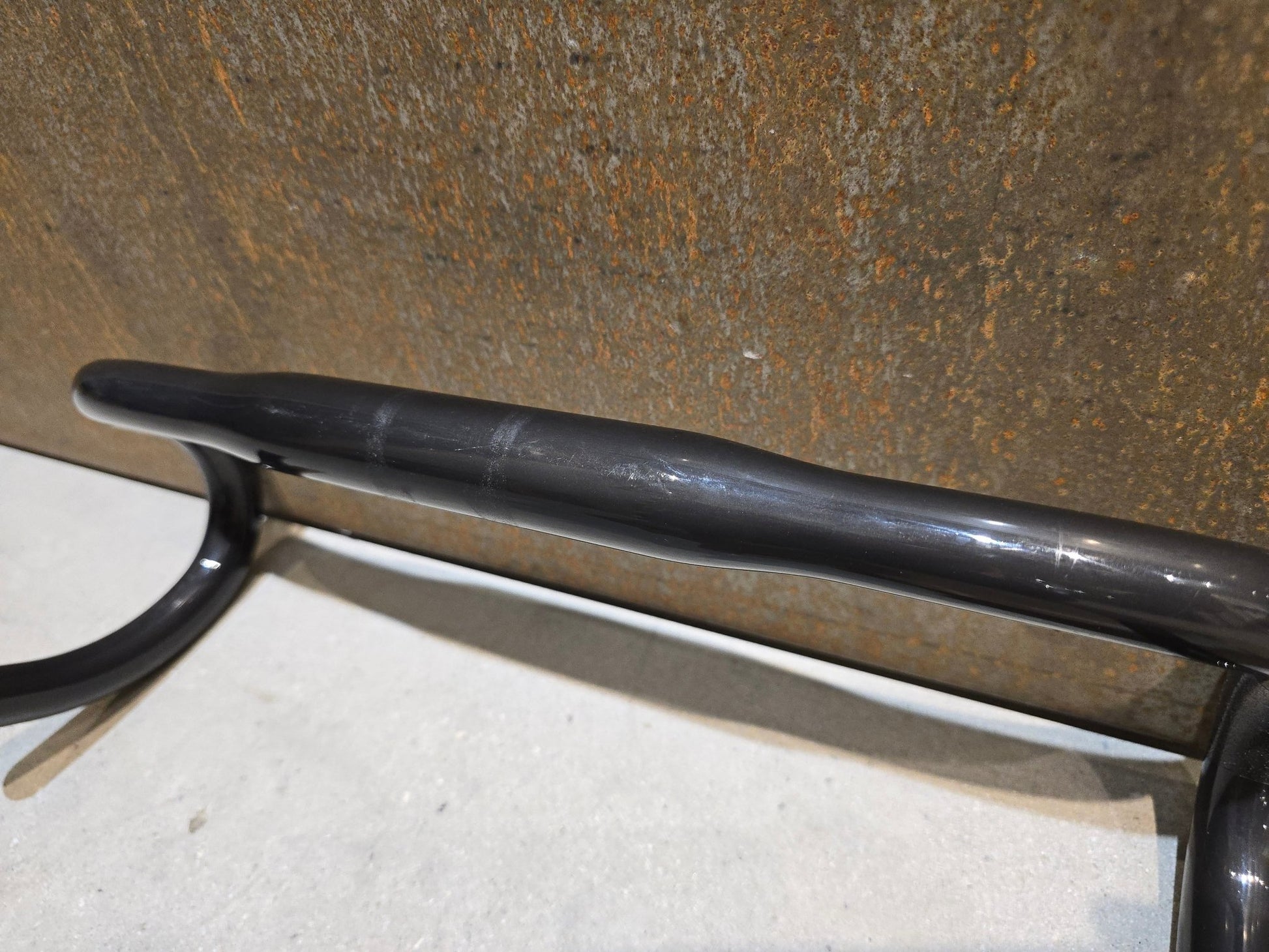 Lenker von Bontrager, BONTRAGER PRO CARBON VR - CF RENNRAD LENKER 380 - 440MM in variant_title vor USEDBIKES - OB.DE Hintergrund