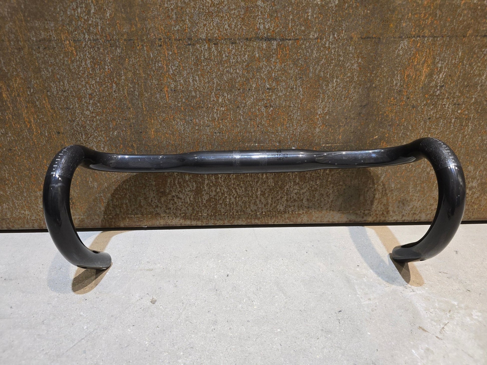 Lenker von Bontrager, BONTRAGER PRO CARBON VR - CF RENNRAD LENKER 380 - 440MM in variant_title vor USEDBIKES - OB.DE Hintergrund