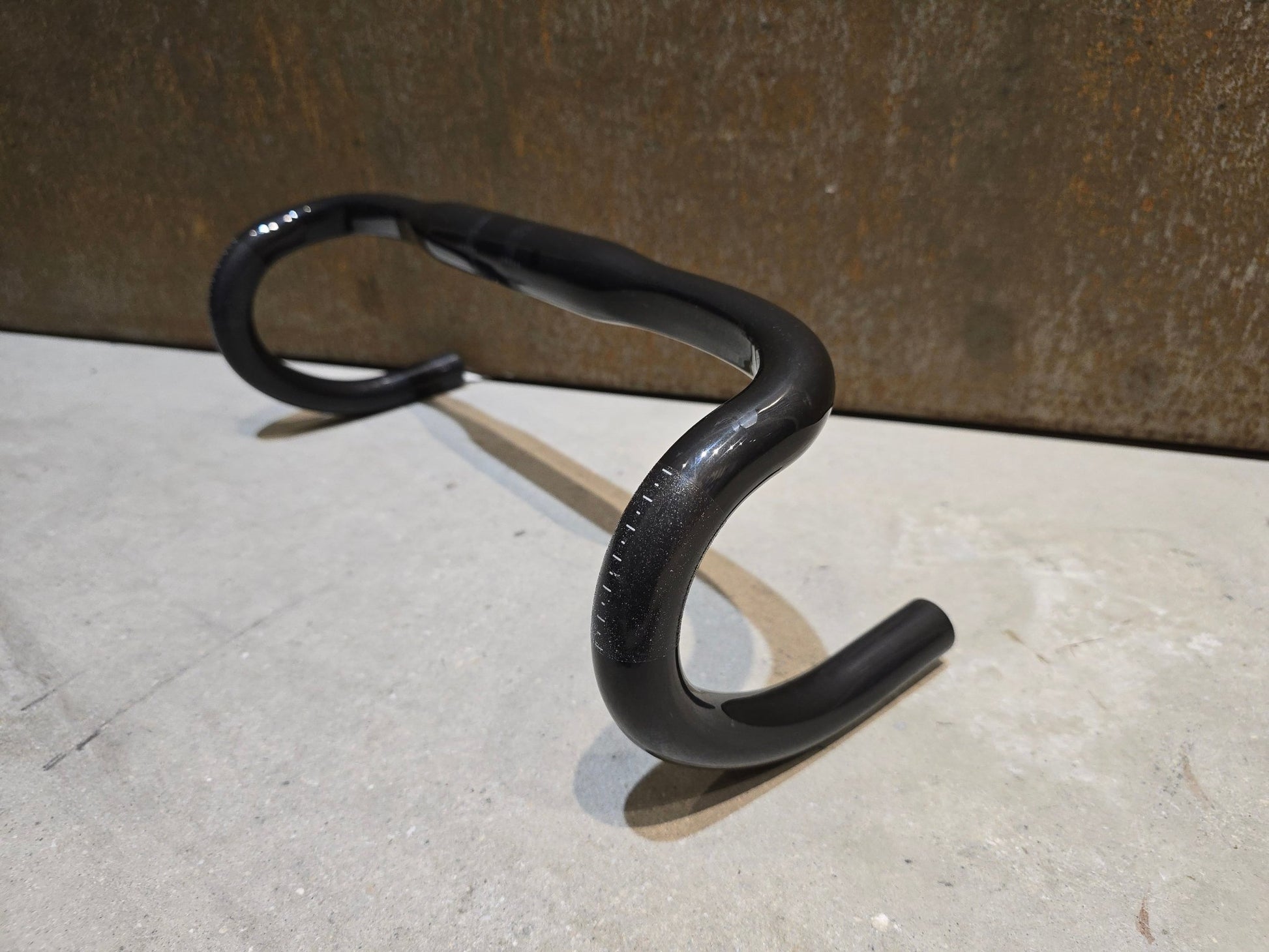 Lenker von Bontrager, BONTRAGER PRO CARBON VR - CF RENNRAD LENKER 380 - 440MM in variant_title vor USEDBIKES - OB.DE Hintergrund