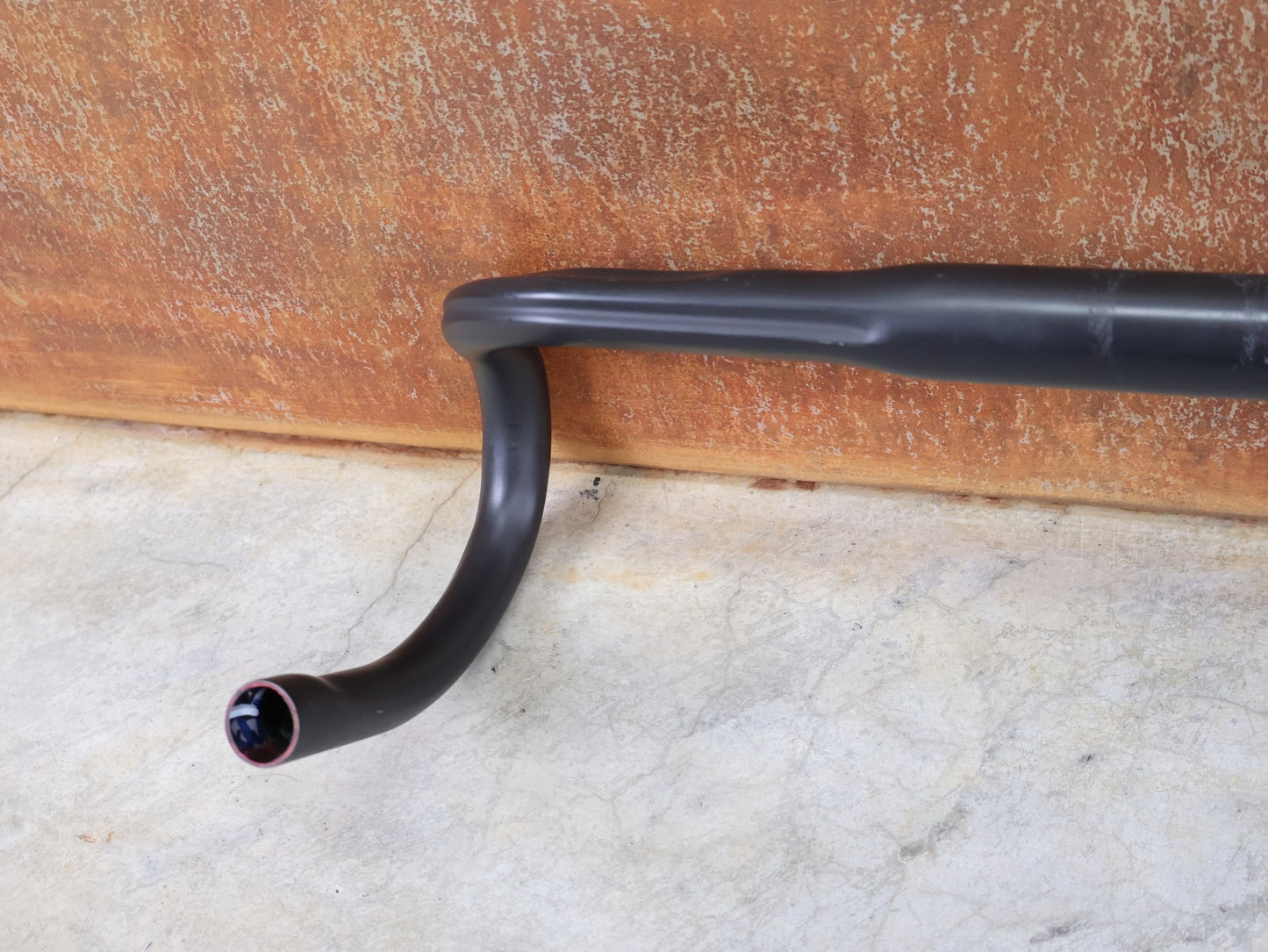 Lenker von Bontrager, BONTRAGER PRO ISOCORE VR - CF RENNRADLENKER – OCLV CARBON – 420 / 440 MM vor USEDBIKES - OB.DE Hintergrund