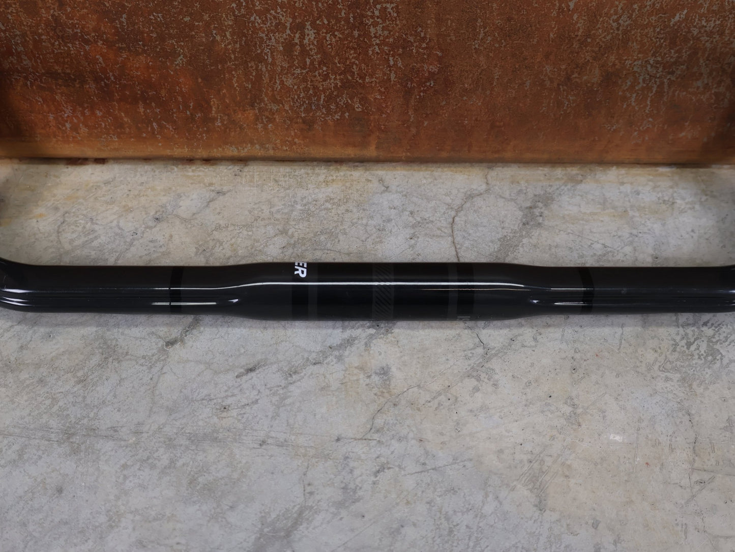 Lenker von Bontrager, BONTRAGER PRO ISOCORE VR - CF RENNRADLENKER – OCLV CARBON – 460 / 480 MM vor USEDBIKES - OB.DE Hintergrund