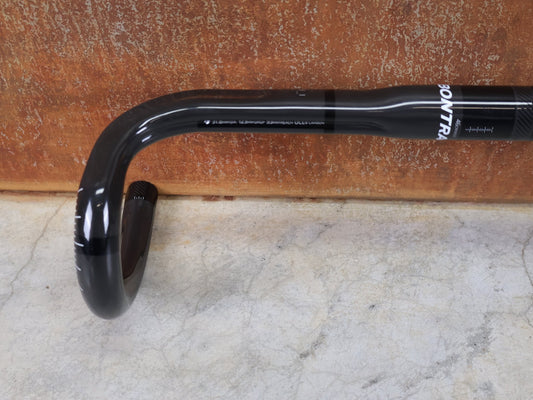 Lenker von Bontrager, BONTRAGER PRO ISOCORE VR - CF RENNRADLENKER – OCLV CARBON – 460 / 480 MM vor USEDBIKES - OB.DE Hintergrund