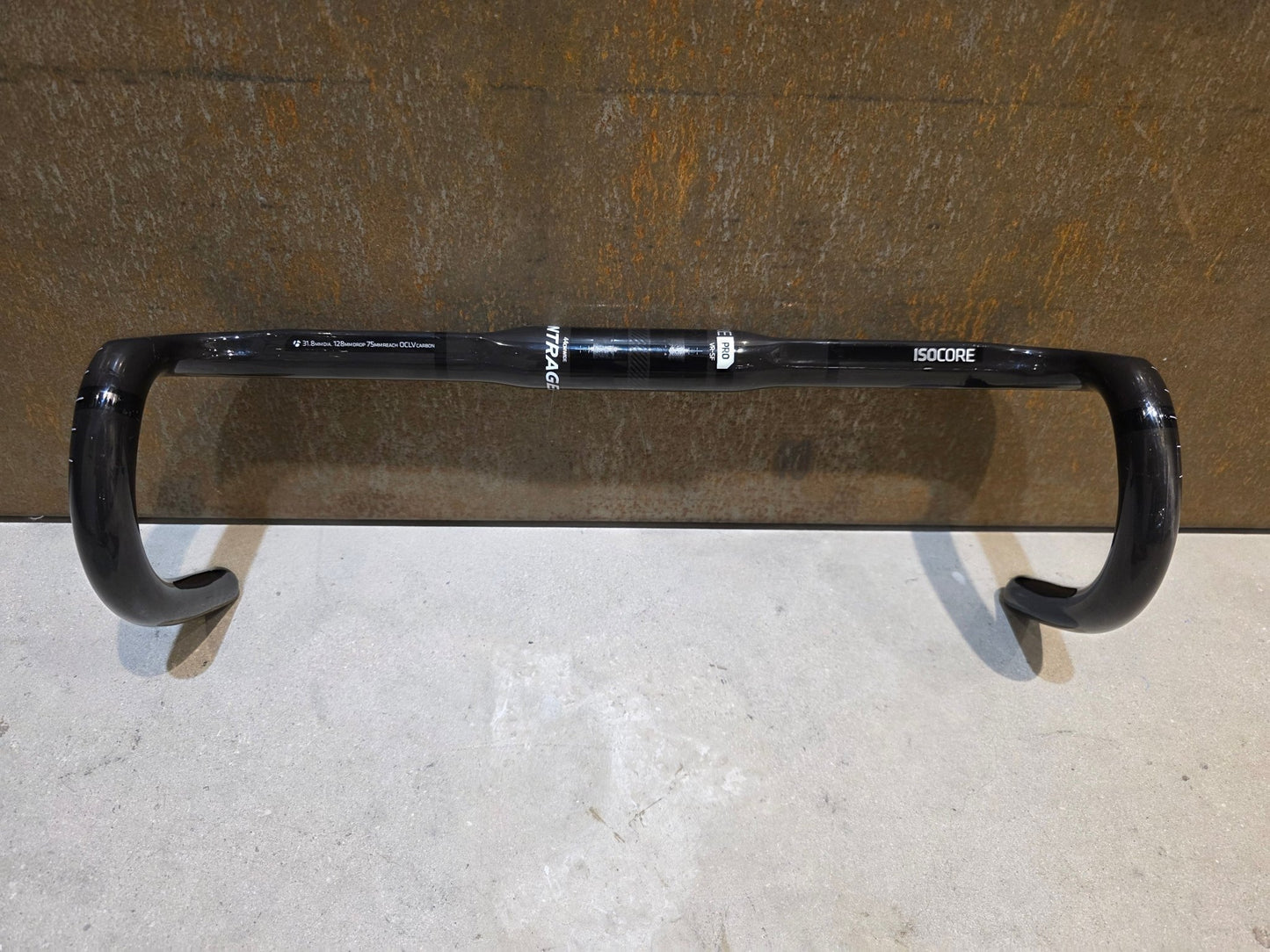 Lenker von Bontrager, BONTRAGER PRO ISOZONE VR - SF RENNRAD LENKER 440MM vor USEDBIKES - OB.DE Hintergrund