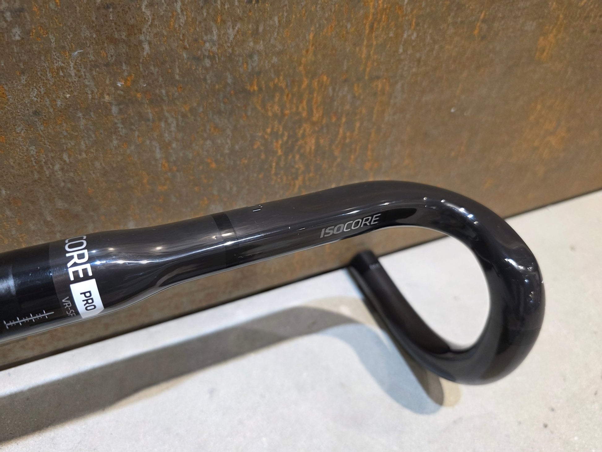 Lenker von Bontrager, BONTRAGER PRO ISOZONE VR - SF RENNRAD LENKER 440MM vor USEDBIKES - OB.DE Hintergrund