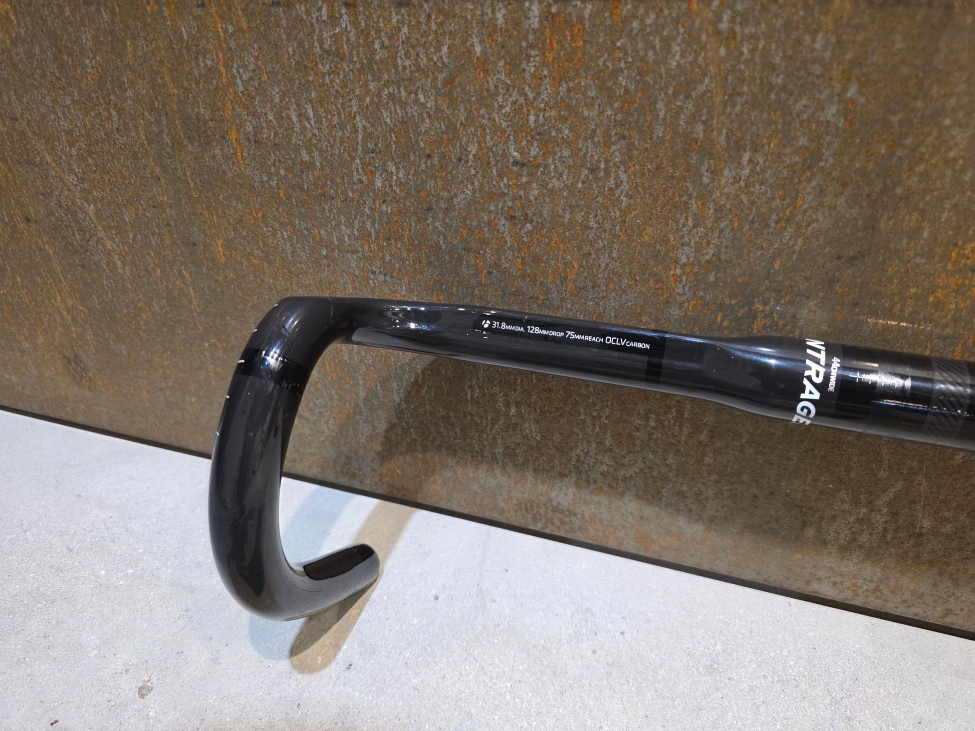 Lenker von Bontrager, BONTRAGER PRO ISOZONE VR - SF RENNRAD LENKER 440MM vor USEDBIKES - OB.DE Hintergrund