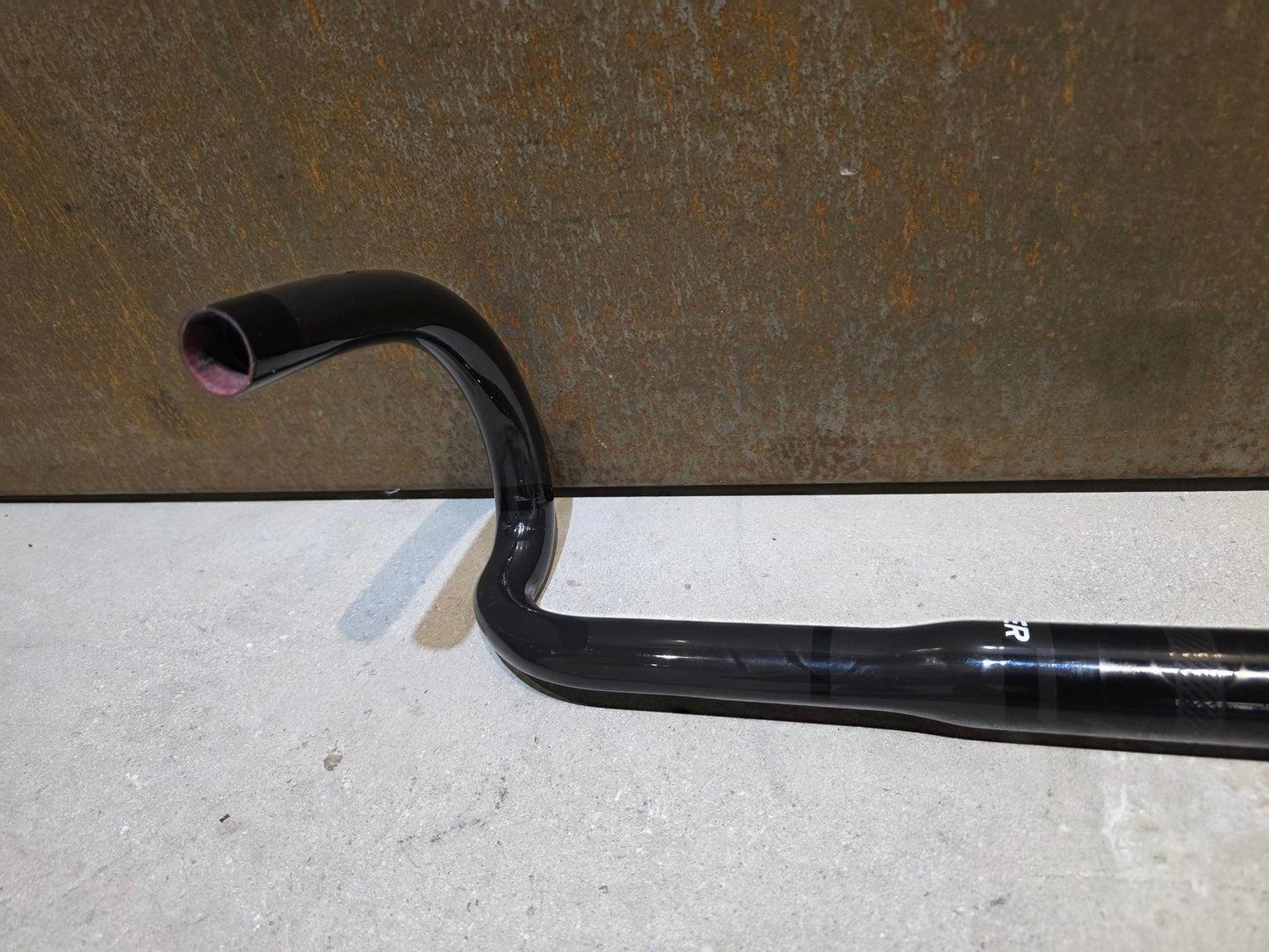 Lenker von Bontrager, BONTRAGER PRO ISOZONE VR - SF RENNRAD LENKER 440MM vor USEDBIKES - OB.DE Hintergrund