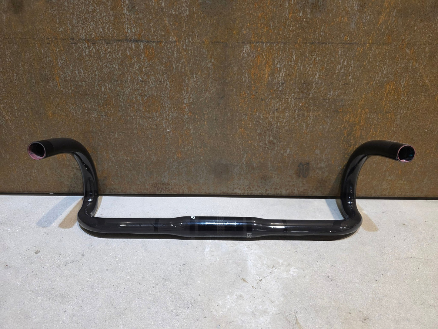 Lenker von Bontrager, BONTRAGER PRO ISOZONE VR - SF RENNRAD LENKER 440MM vor USEDBIKES - OB.DE Hintergrund