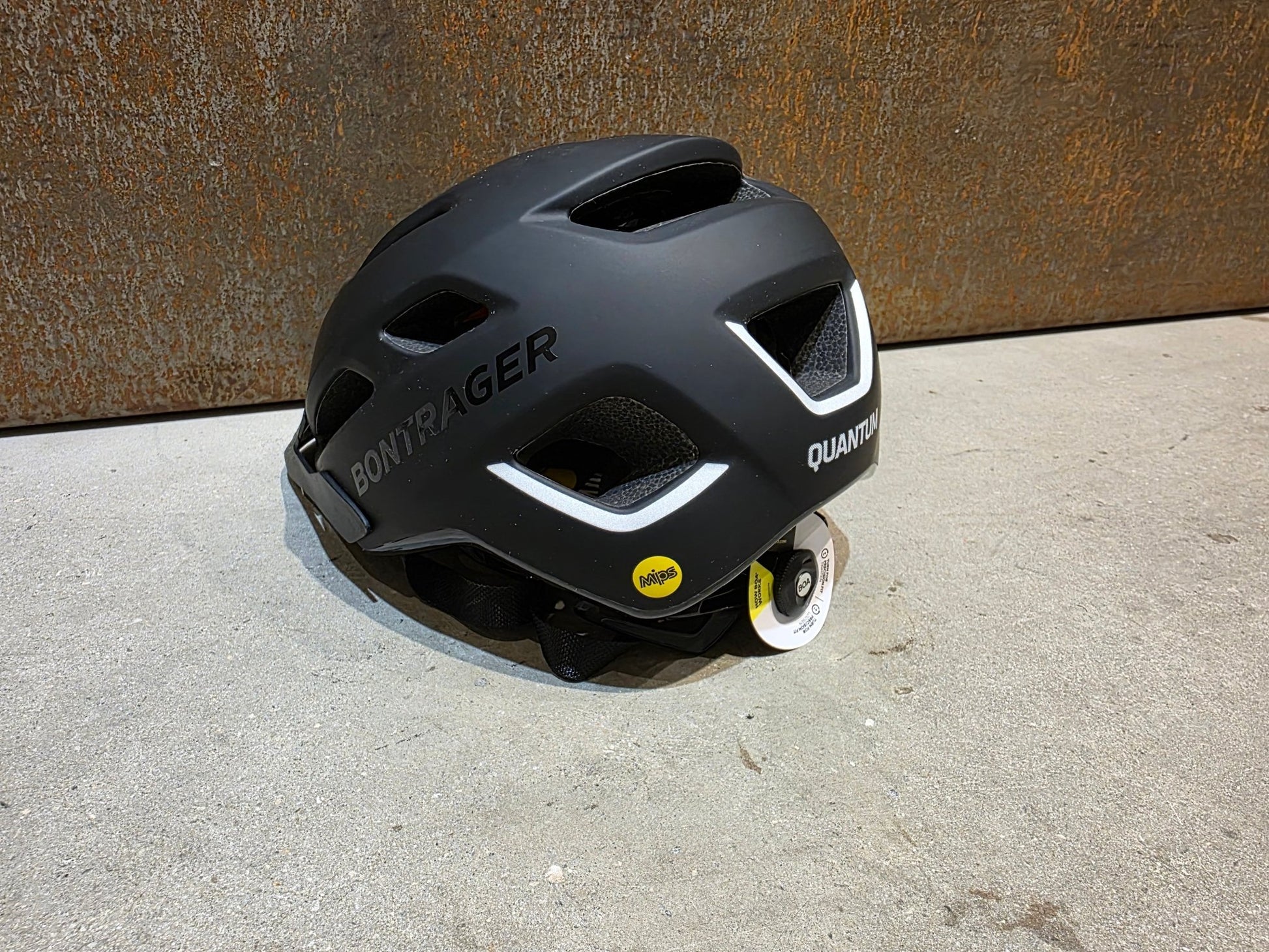 Helme von Bontrager, BONTRAGER QUANTUM MIPS FAHRRADHELM / SCHWARZ MATT in variant_title vor USEDBIKES - OB.DE Hintergrund