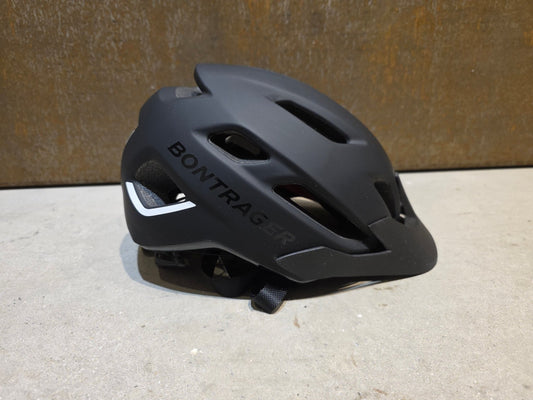 Helme von Bontrager, BONTRAGER QUANTUM MIPS FAHRRADHELM / SCHWARZ MATT in variant_title vor USEDBIKES - OB.DE Hintergrund