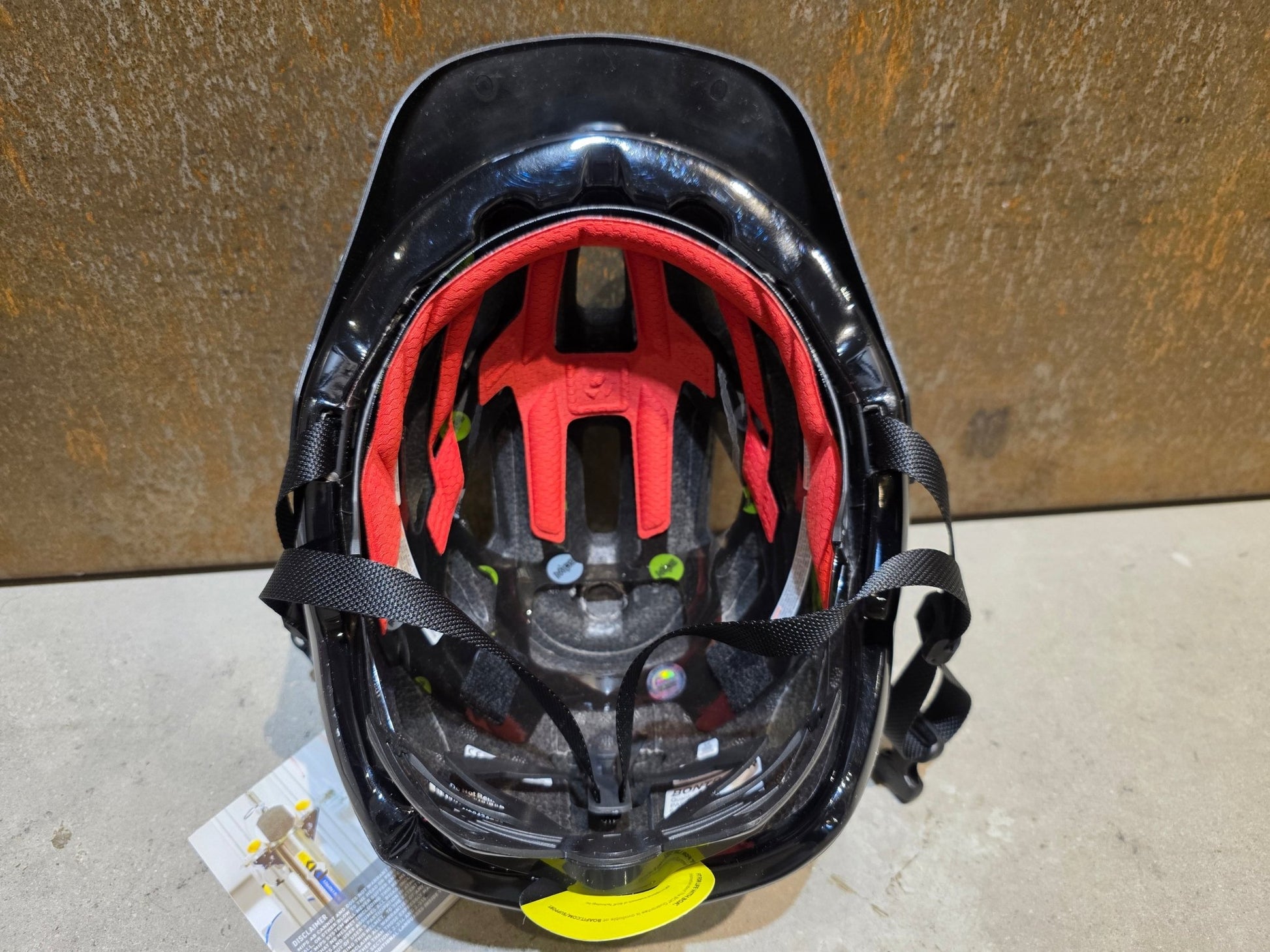Helme von Bontrager, BONTRAGER QUANTUM MIPS FAHRRADHELM / SCHWARZ MATT in variant_title vor USEDBIKES - OB.DE Hintergrund