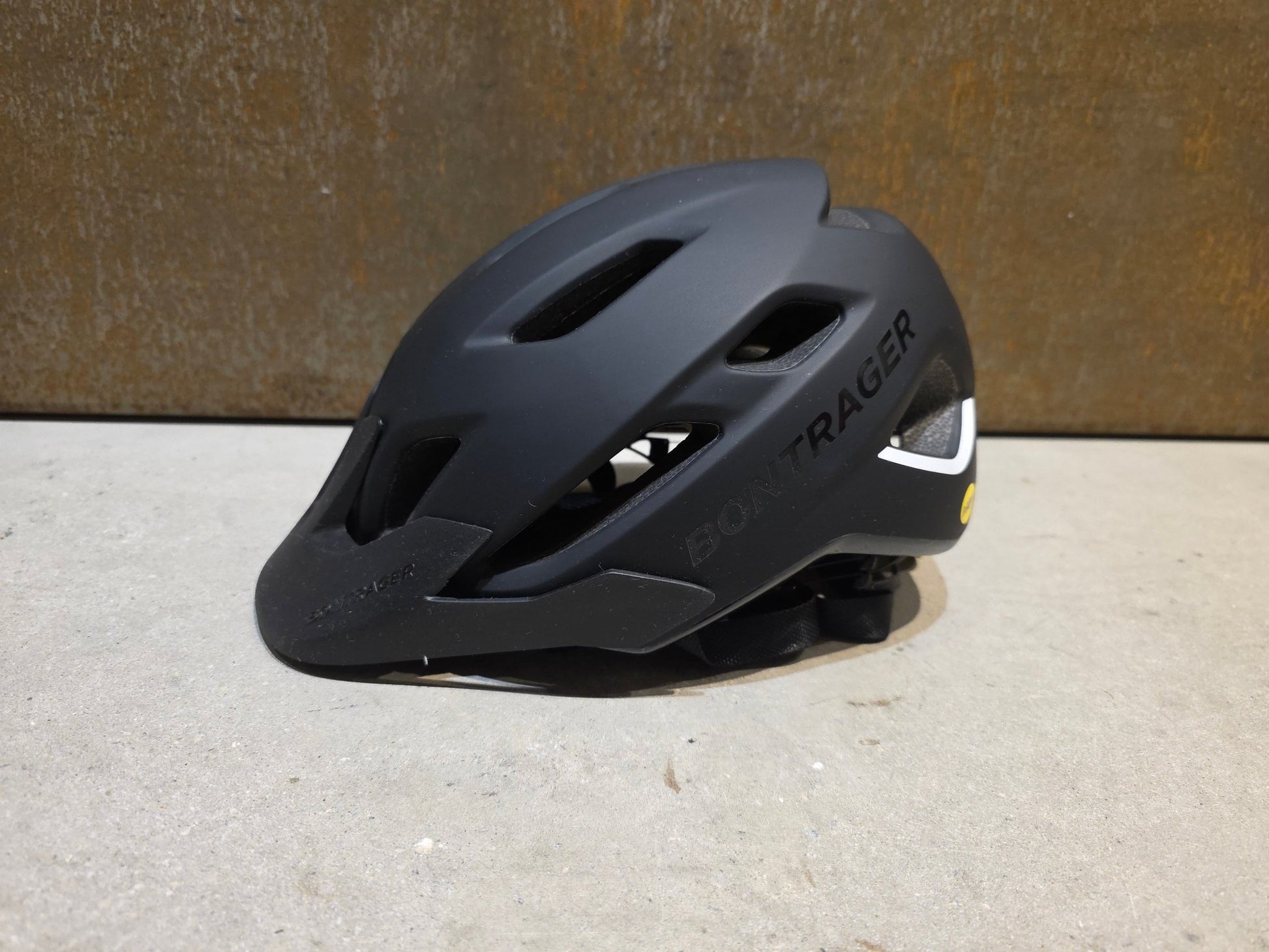 Helme von Bontrager, BONTRAGER QUANTUM MIPS FAHRRADHELM / SCHWARZ MATT in variant_title vor USEDBIKES - OB.DE Hintergrund