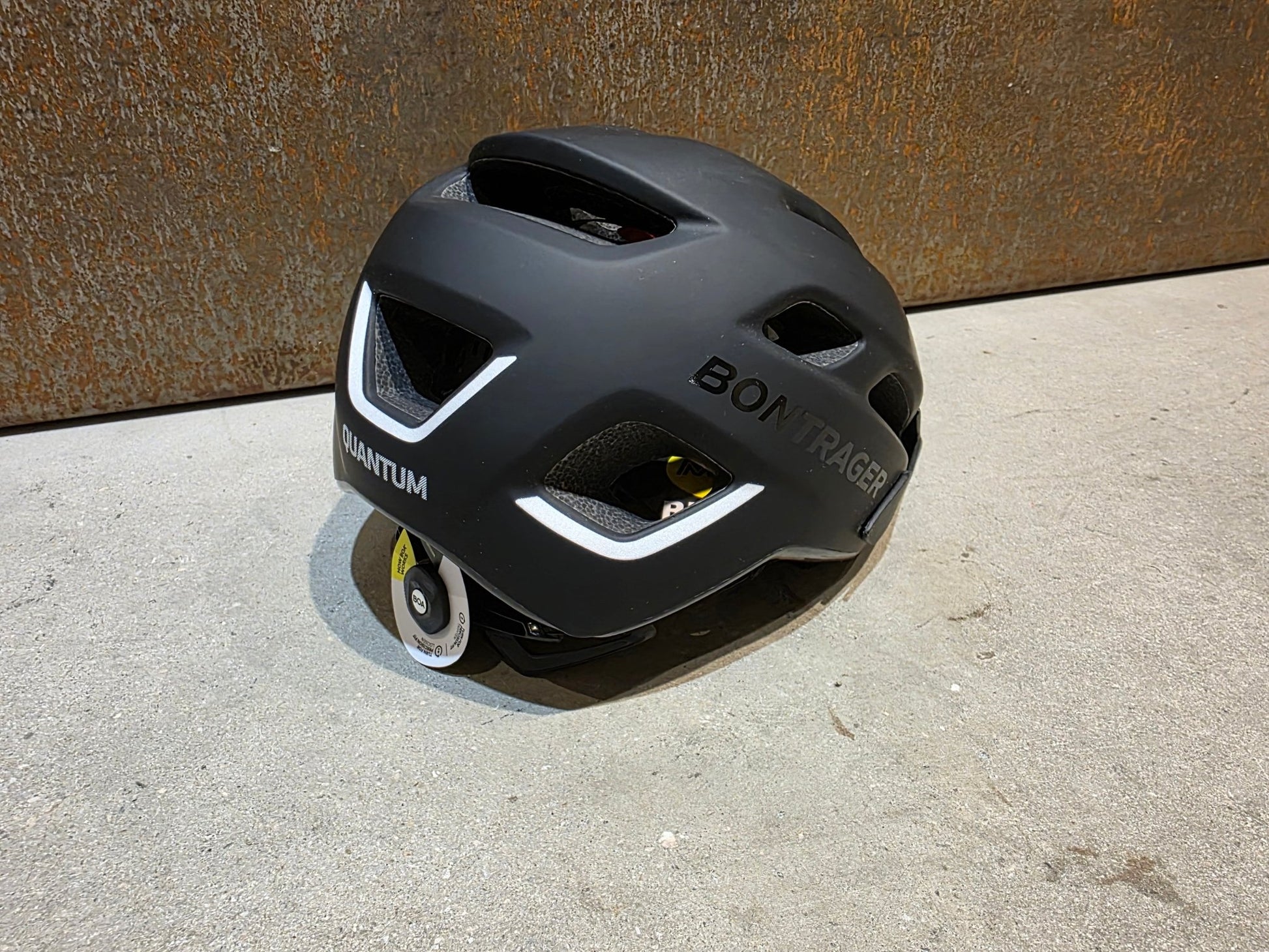 Helme von Bontrager, BONTRAGER QUANTUM MIPS FAHRRADHELM / SCHWARZ MATT in variant_title vor USEDBIKES - OB.DE Hintergrund