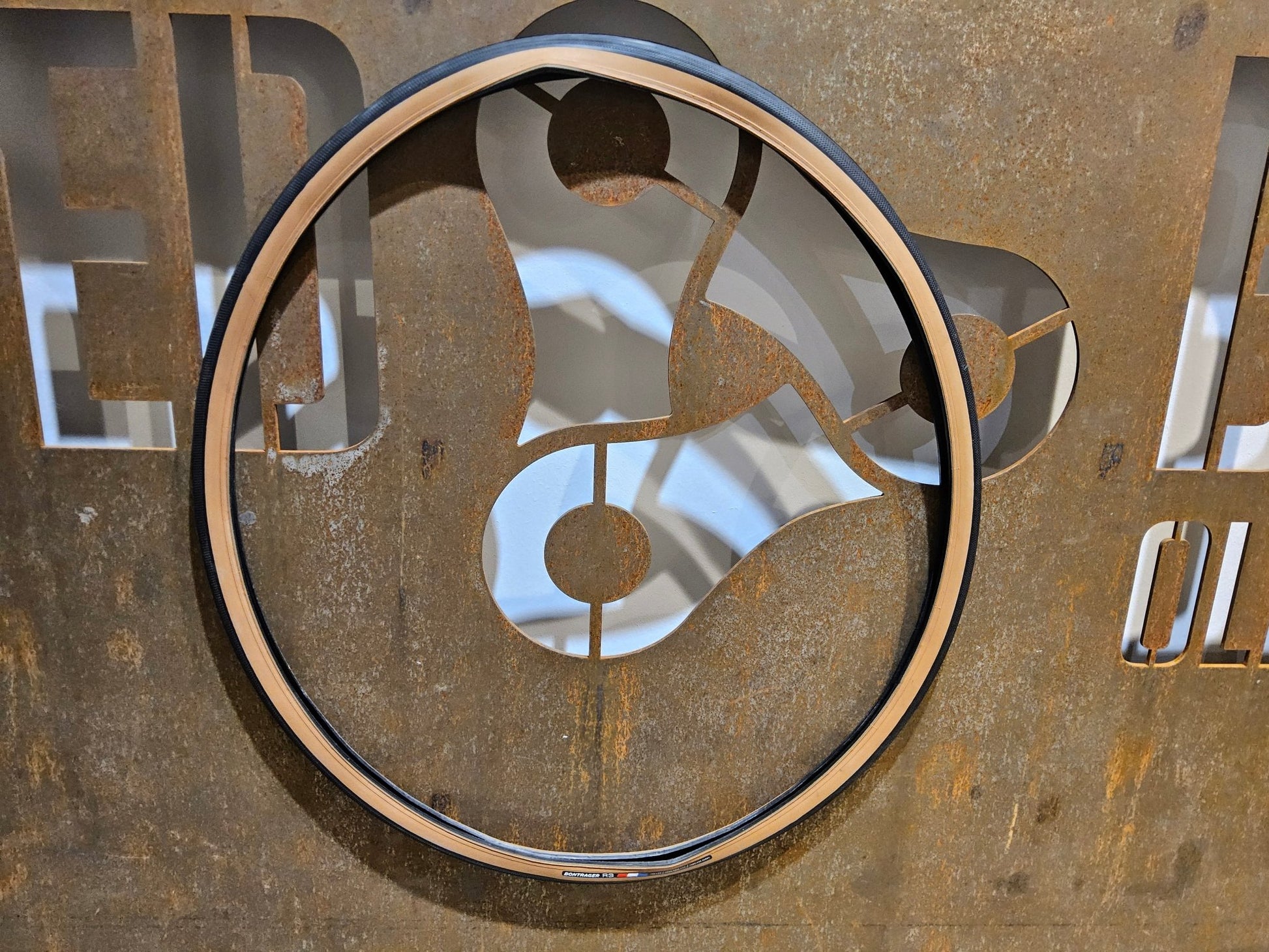 Reifen von Bontrager, BONTRAGER R3 HARD - CASE LITE TLR RENNRAD REIFEN 700C X 28MM /TAN - WALL vor USEDBIKES - OB.DE Hintergrund