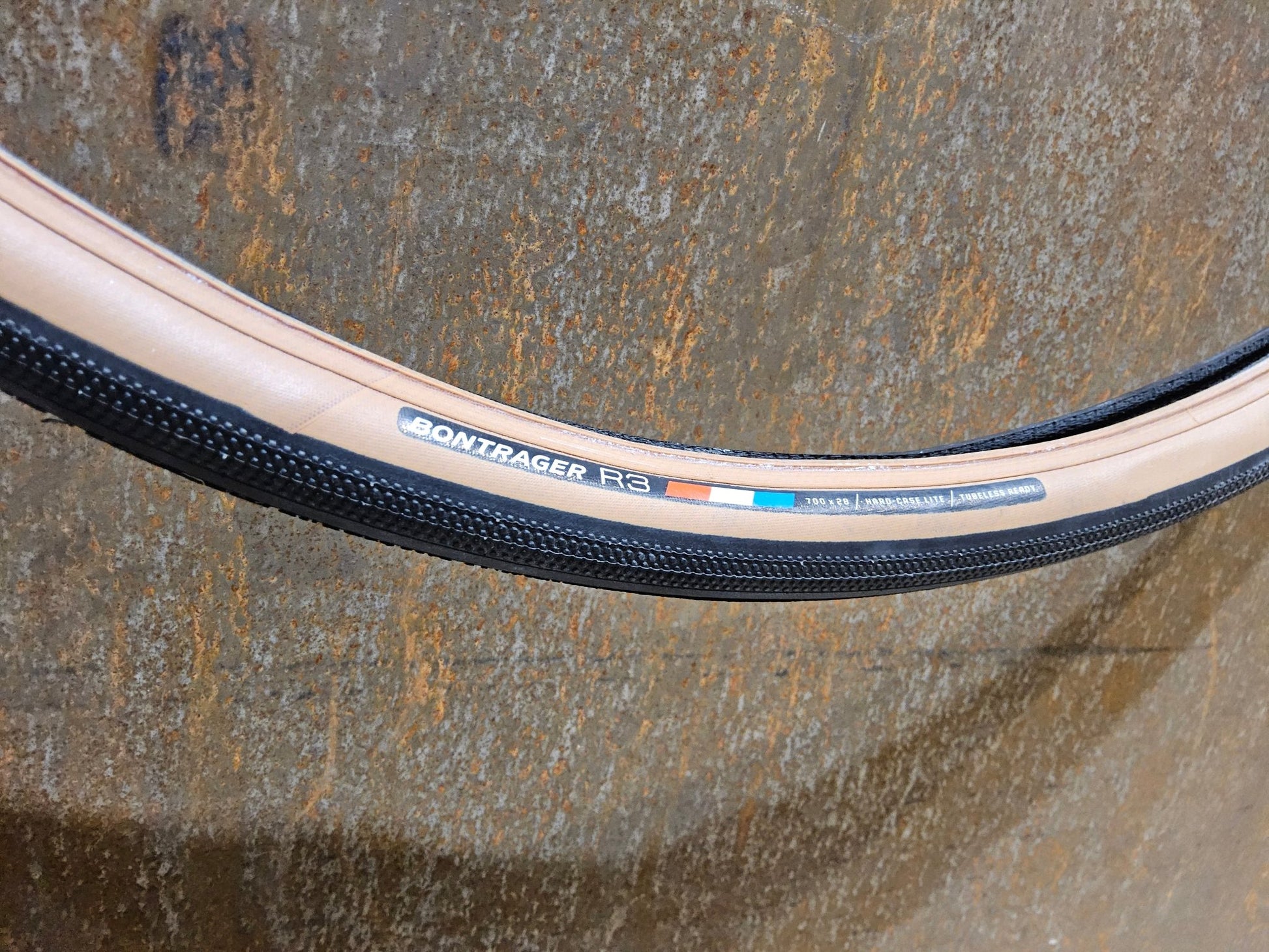 Reifen von Bontrager, BONTRAGER R3 HARD - CASE LITE TLR RENNRAD REIFEN 700C X 28MM /TAN - WALL vor USEDBIKES - OB.DE Hintergrund