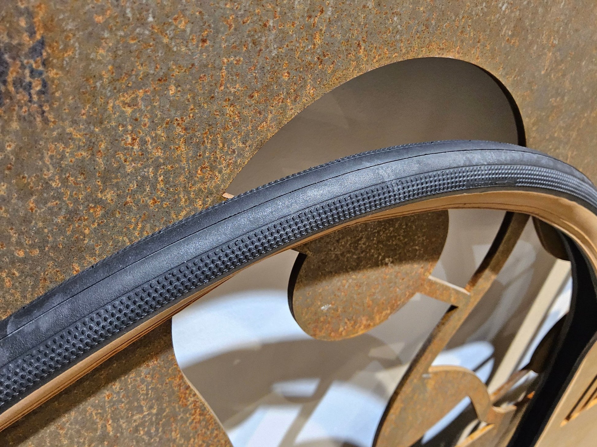 Reifen von Bontrager, BONTRAGER R3 HARD - CASE LITE TLR RENNRAD REIFEN 700C X 28MM /TAN - WALL vor USEDBIKES - OB.DE Hintergrund